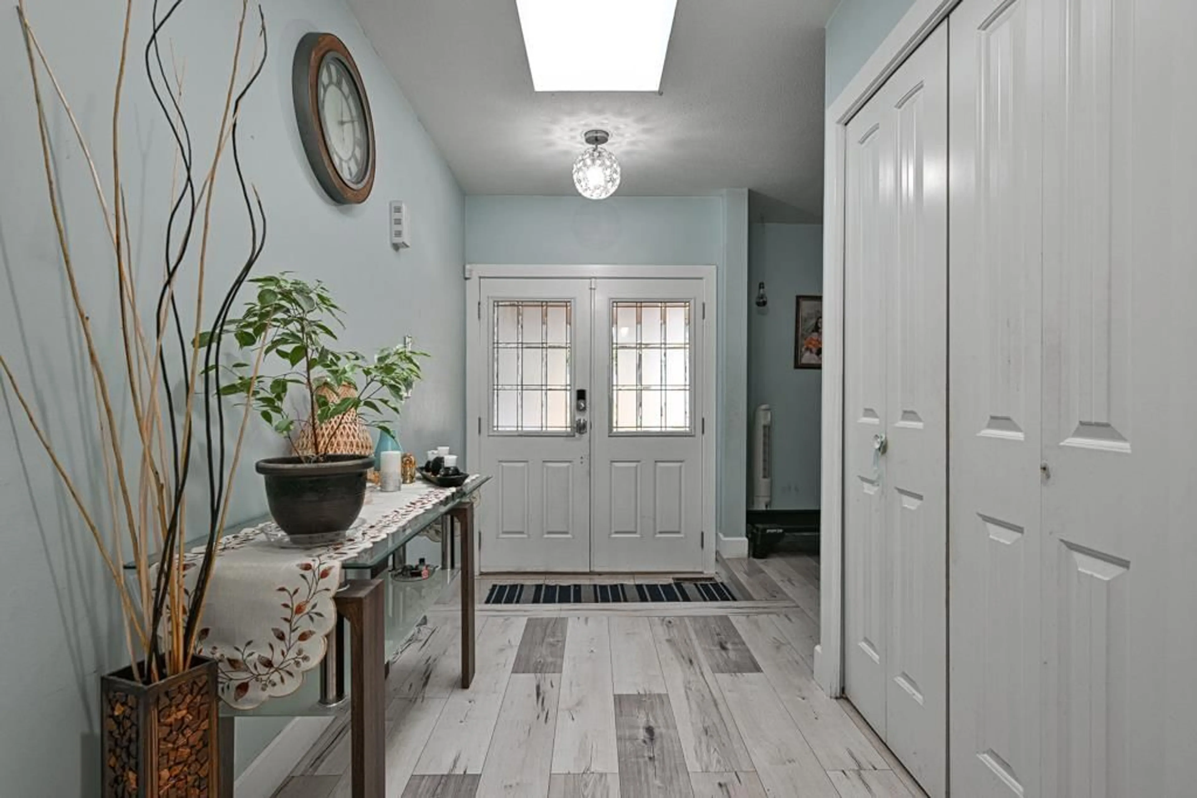 Indoor entryway for 14346 68B, Surrey British Columbia V3W8X1