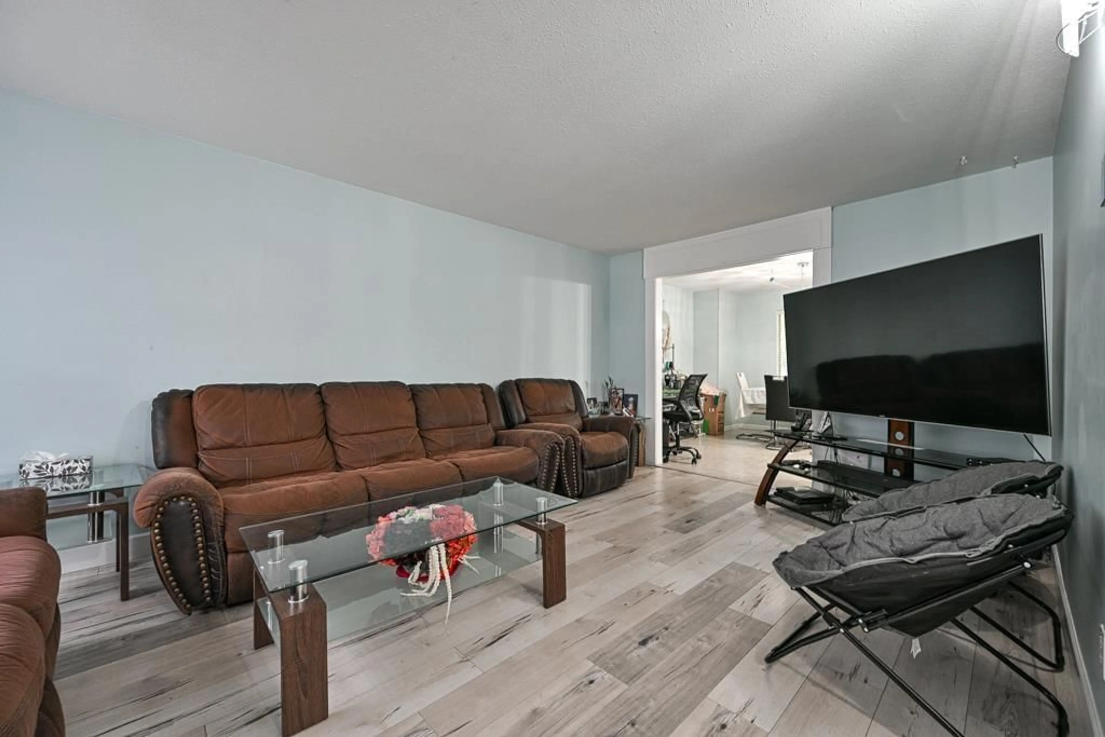 Living room with furniture, wood/laminate floor for 14346 68B, Surrey British Columbia V3W8X1