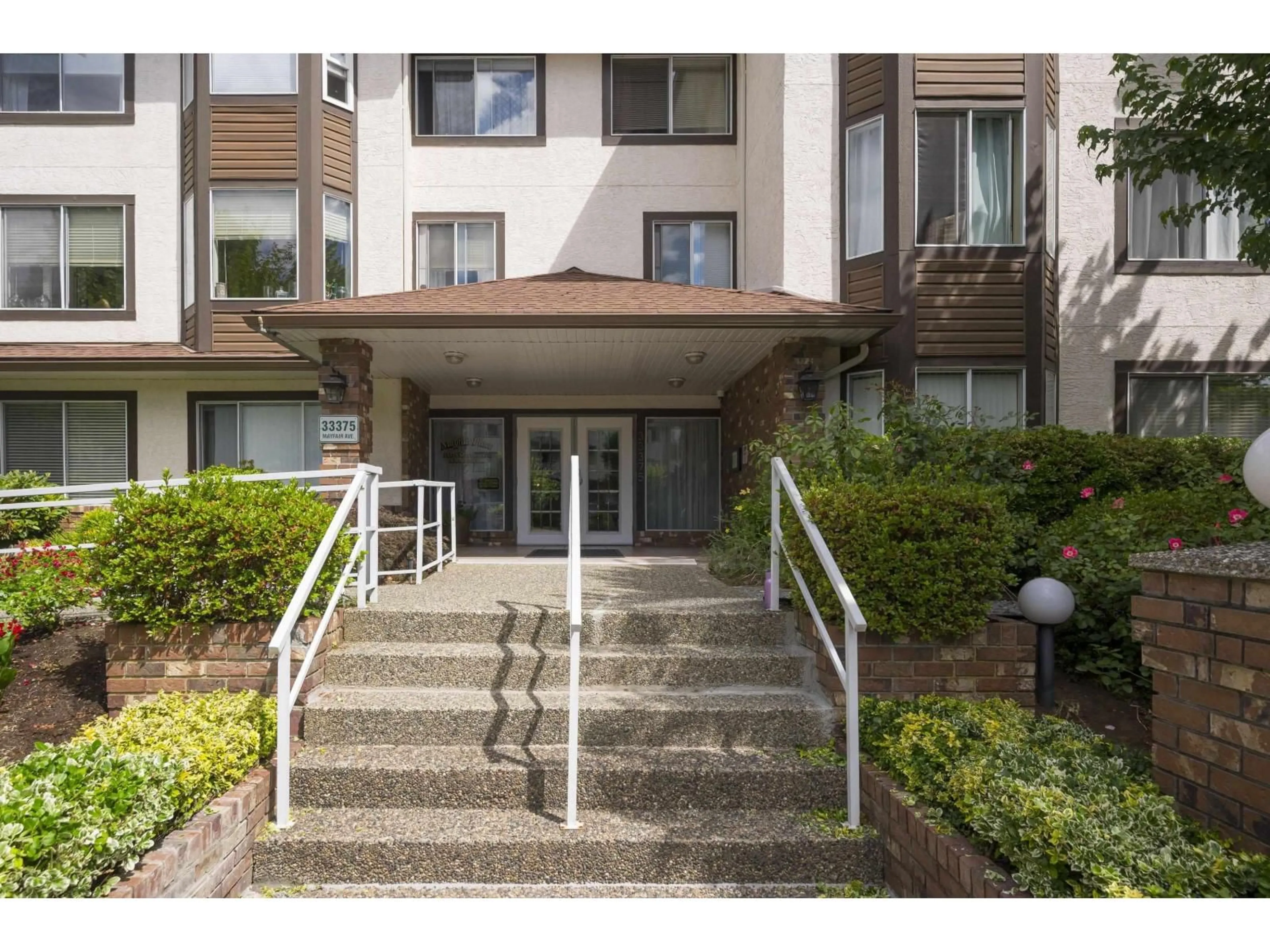 Indoor foyer for 108 - 33375 MAYFAIR, Abbotsford British Columbia V2S1P4