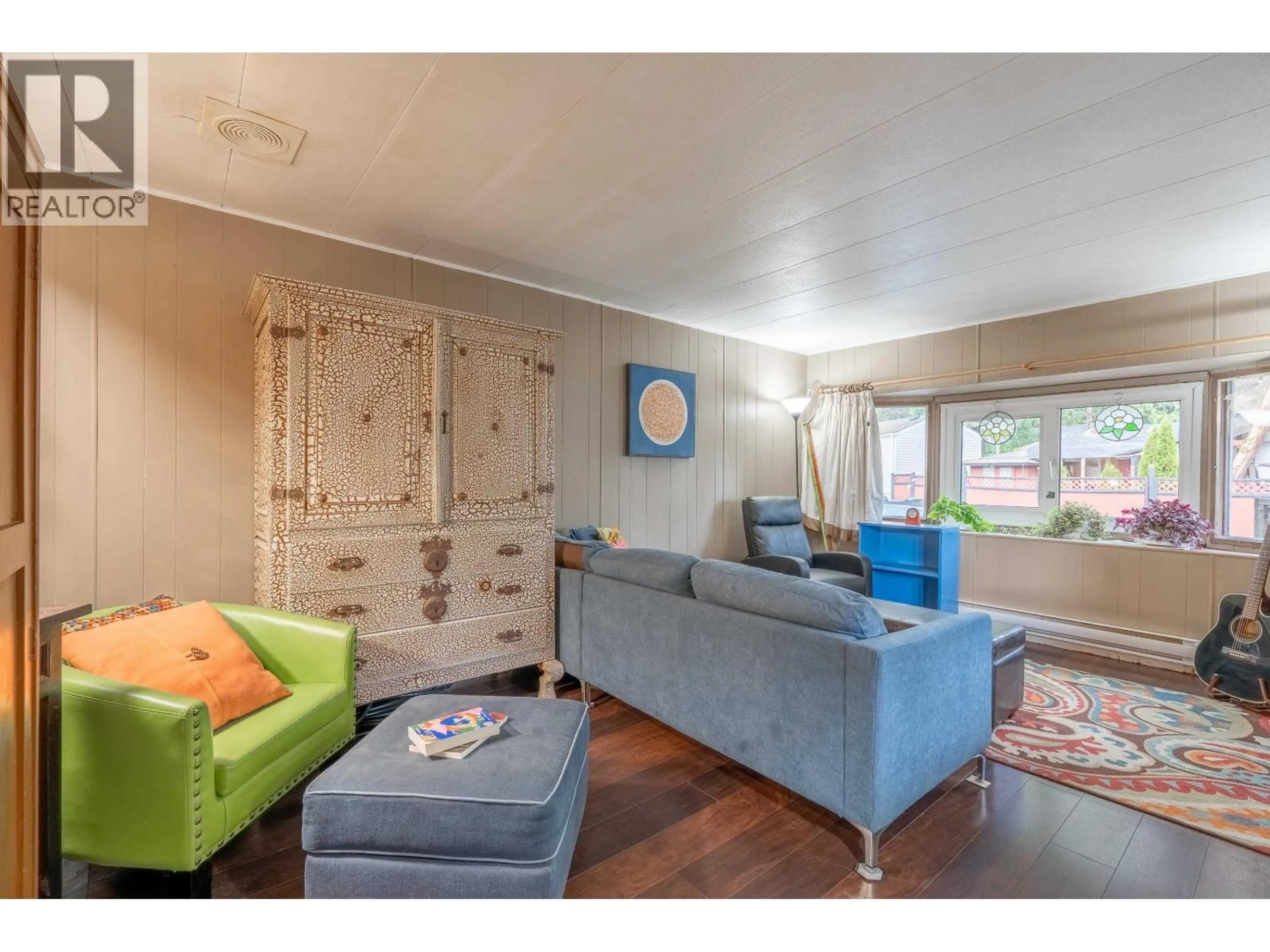 Living room with furniture, wood/laminate floor for 1 - 4514 SUNSHINE COAST HIGHWAY, Sechelt British Columbia V7Z0G9
