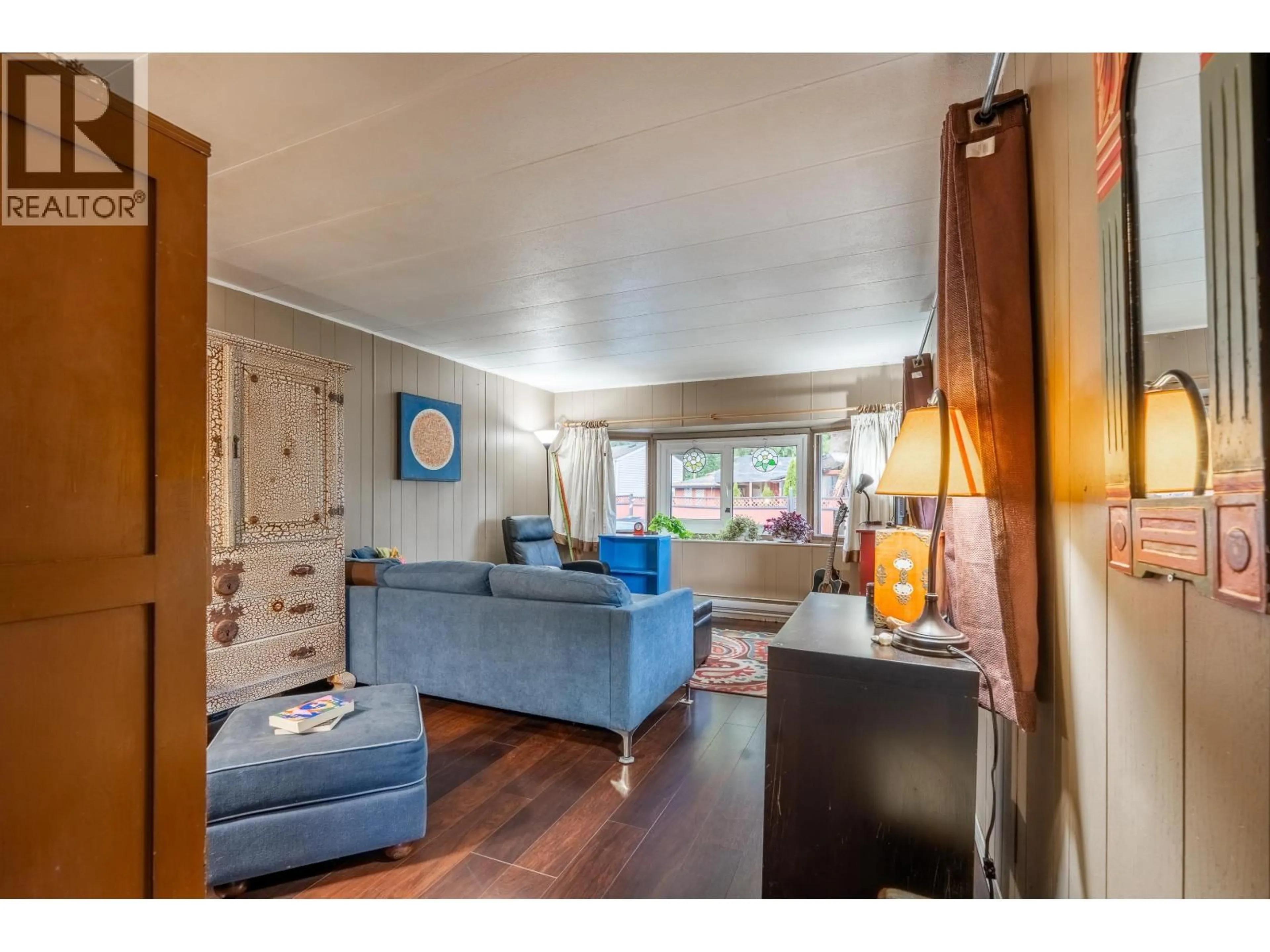 Living room with furniture, wood/laminate floor for 1 - 4514 SUNSHINE COAST HIGHWAY, Sechelt British Columbia V7Z0G9