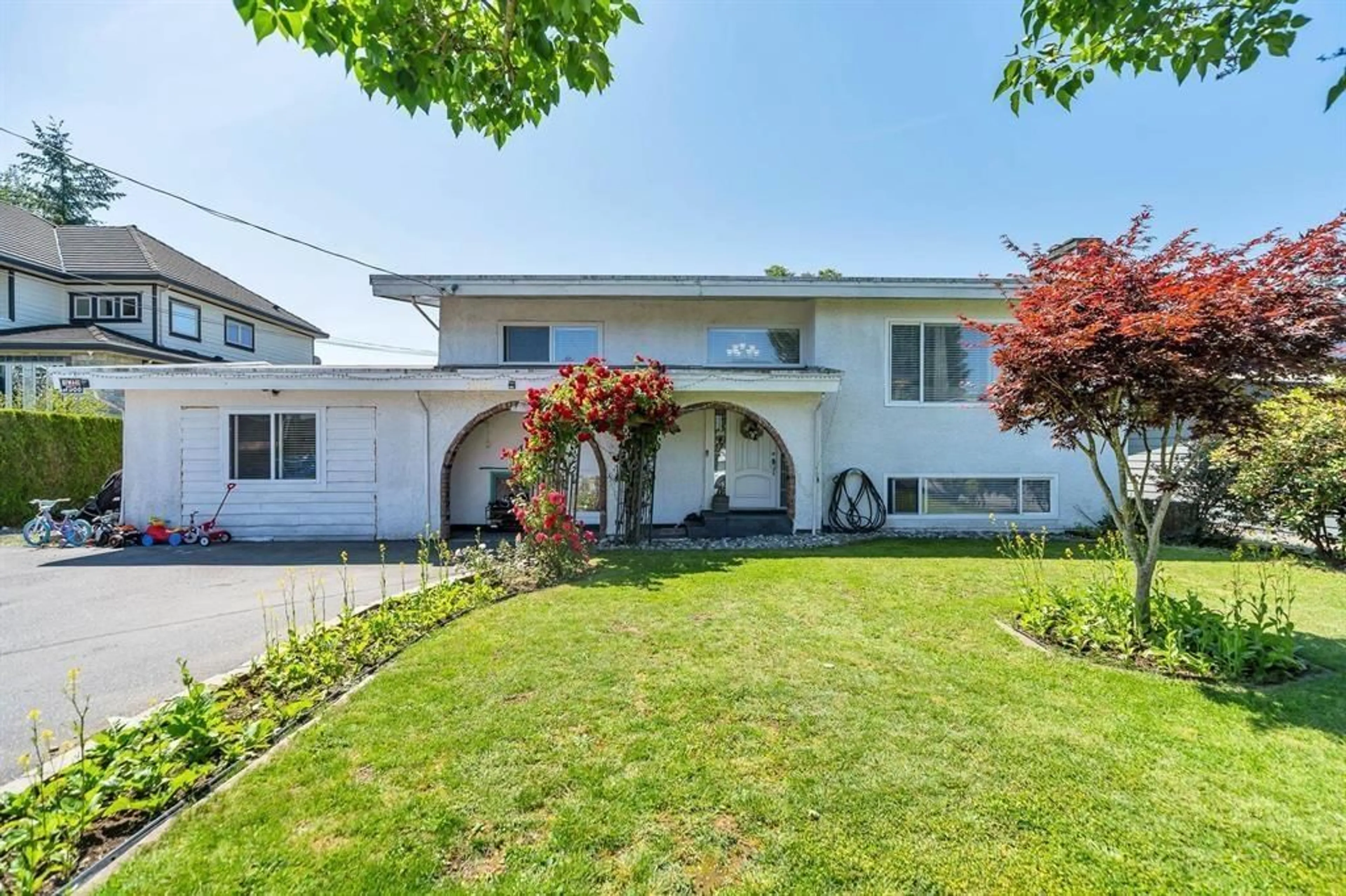 Home with vinyl exterior material, street for 32678 PANDORA, Abbotsford British Columbia V2T3X1