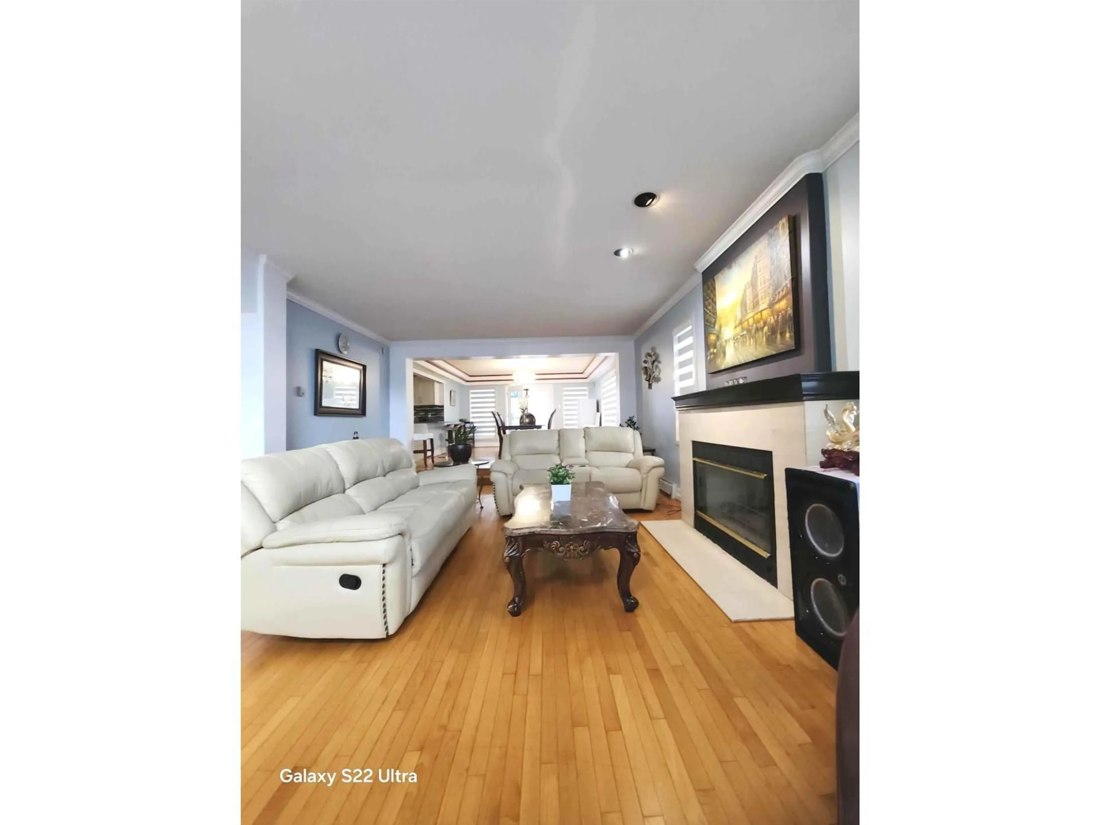 Living room with furniture, wood/laminate floor for 8222 144, Surrey British Columbia V3W5T4
