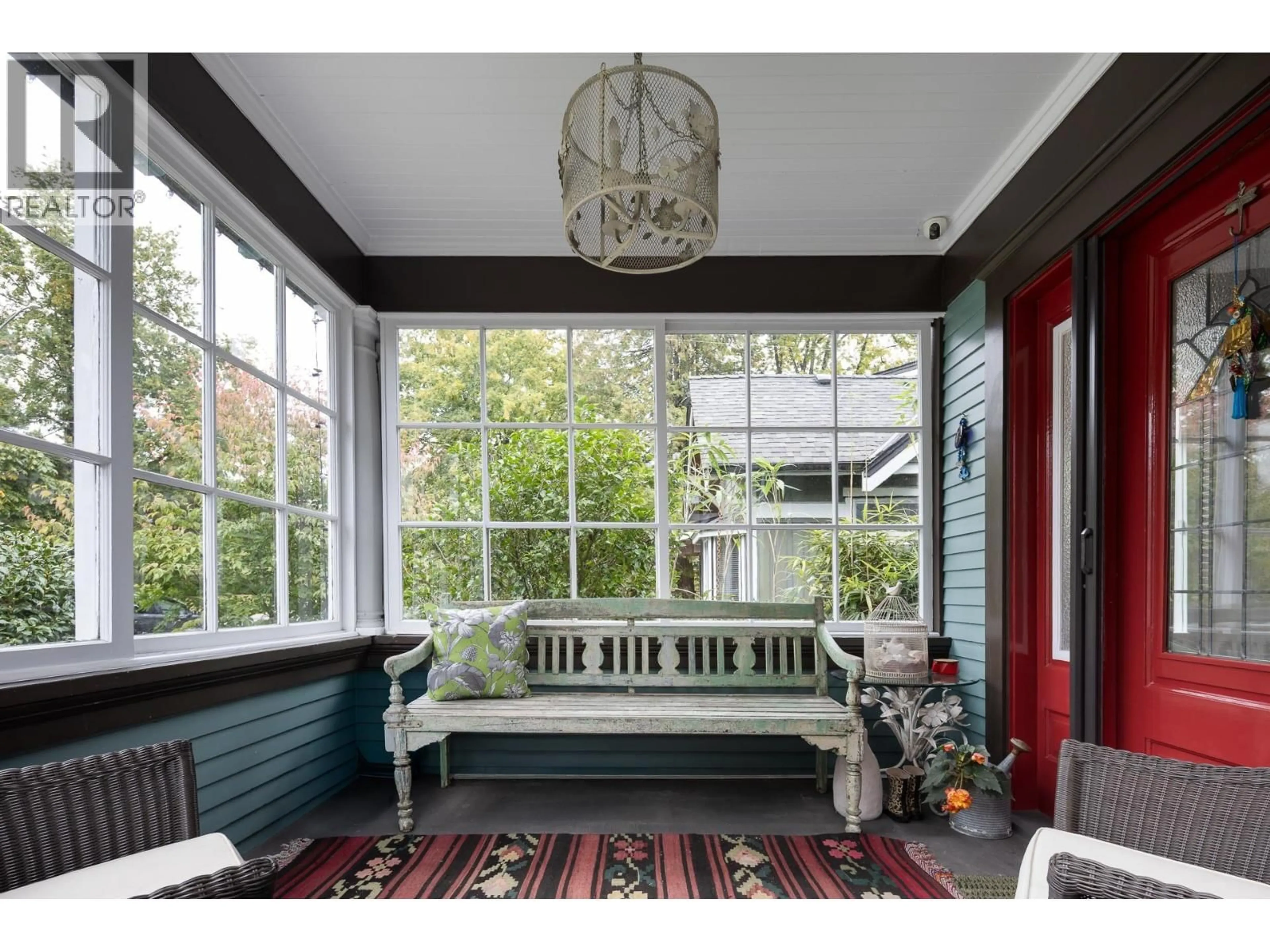 Indoor entryway for 529 11TH STREET, North Vancouver British Columbia V7L2H4