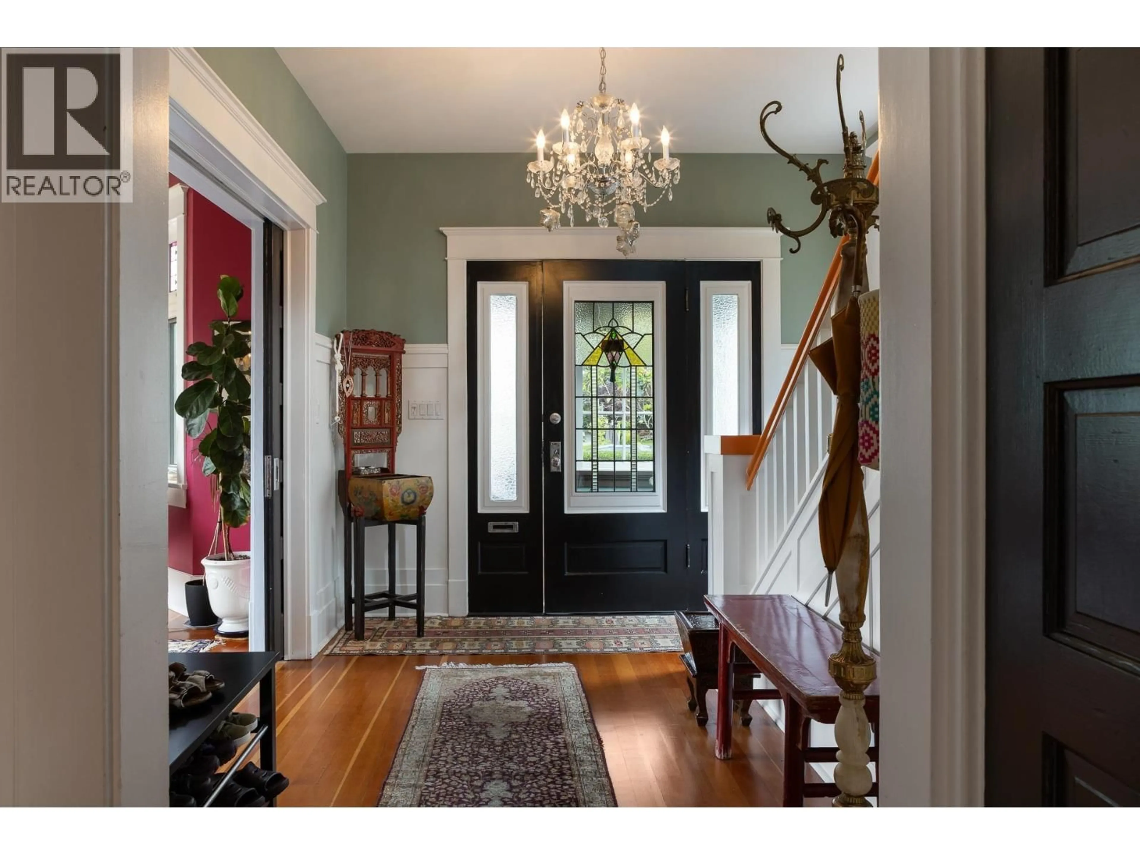 Indoor entryway for 529 11TH STREET, North Vancouver British Columbia V7L2H4