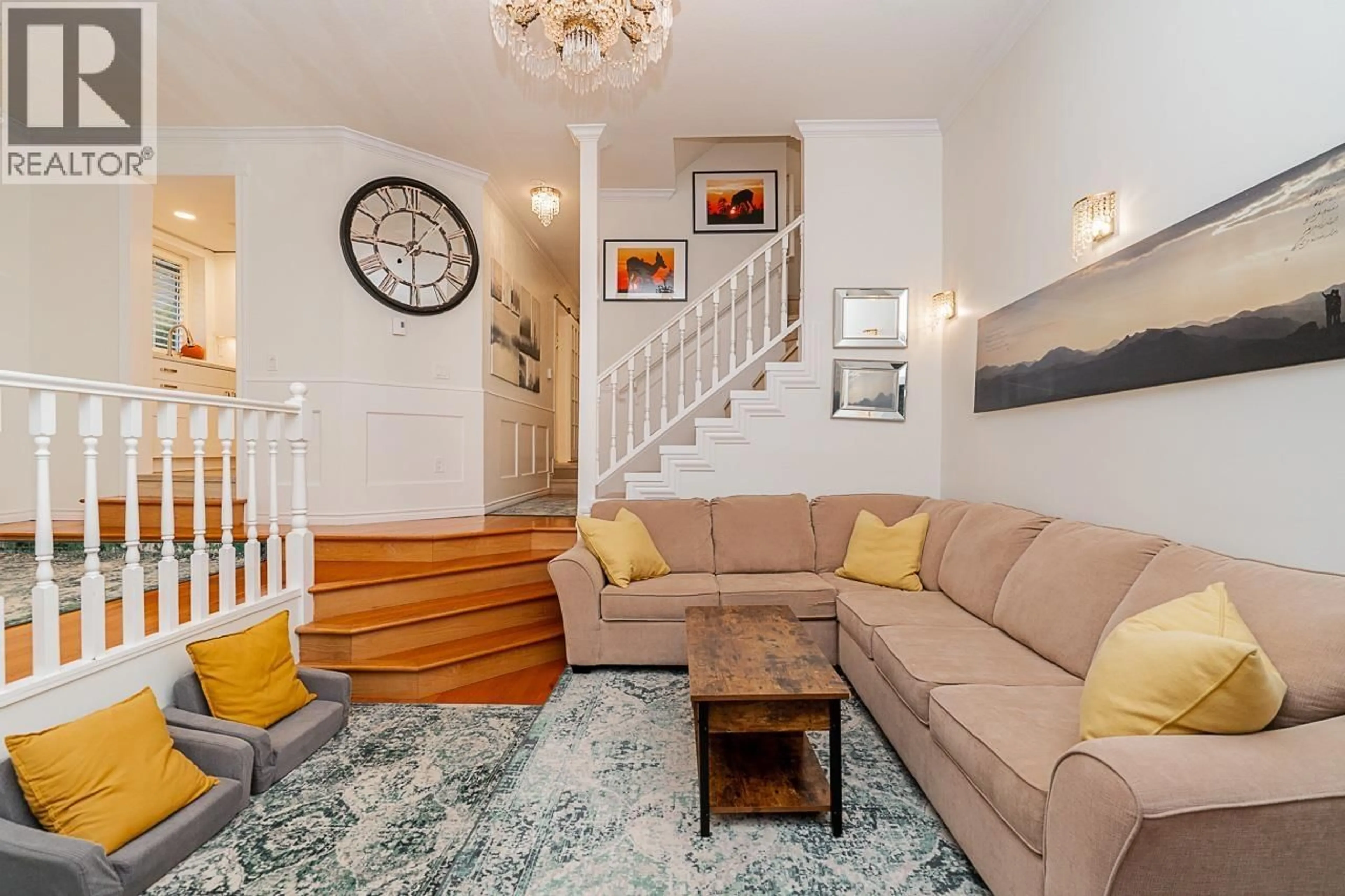 Living room with furniture, unknown for 109 - 216 6TH STREET, North Vancouver British Columbia V7L1P5