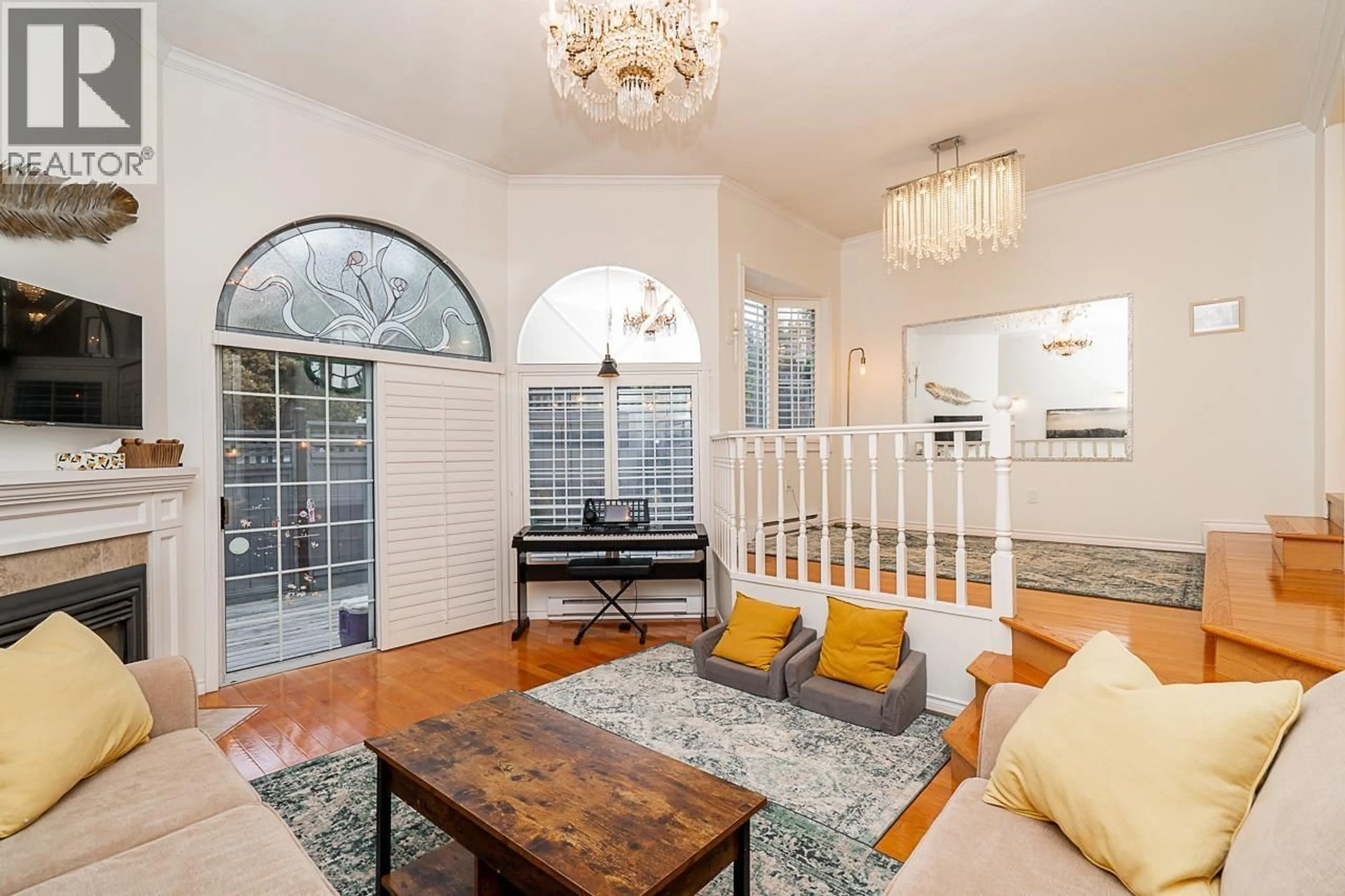 Indoor entryway for 109 - 216 6TH STREET, North Vancouver British Columbia V7L1P5
