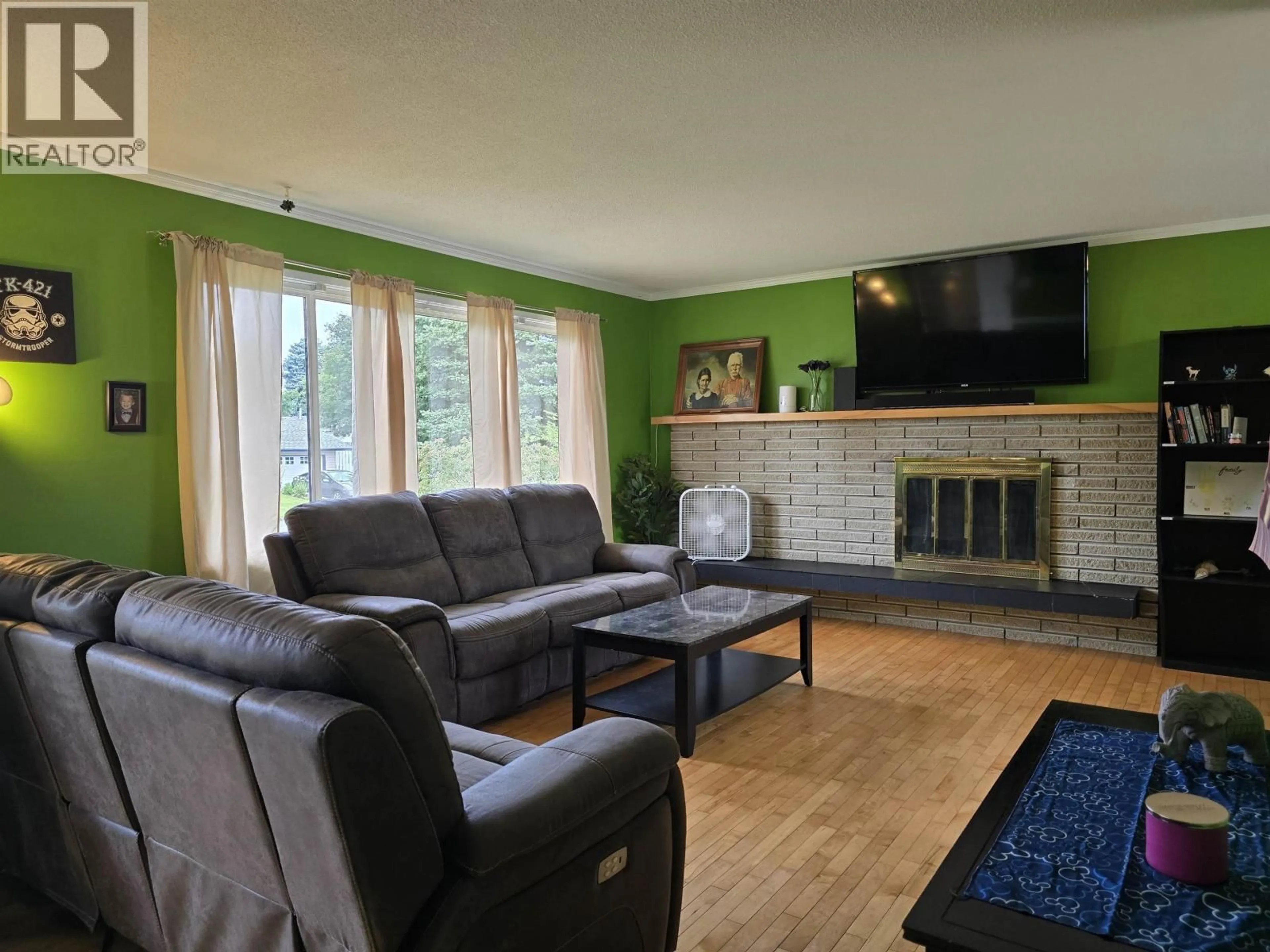 Living room with furniture, wood/laminate floor for 402 QUINN STREET, Prince George British Columbia V2M3J5