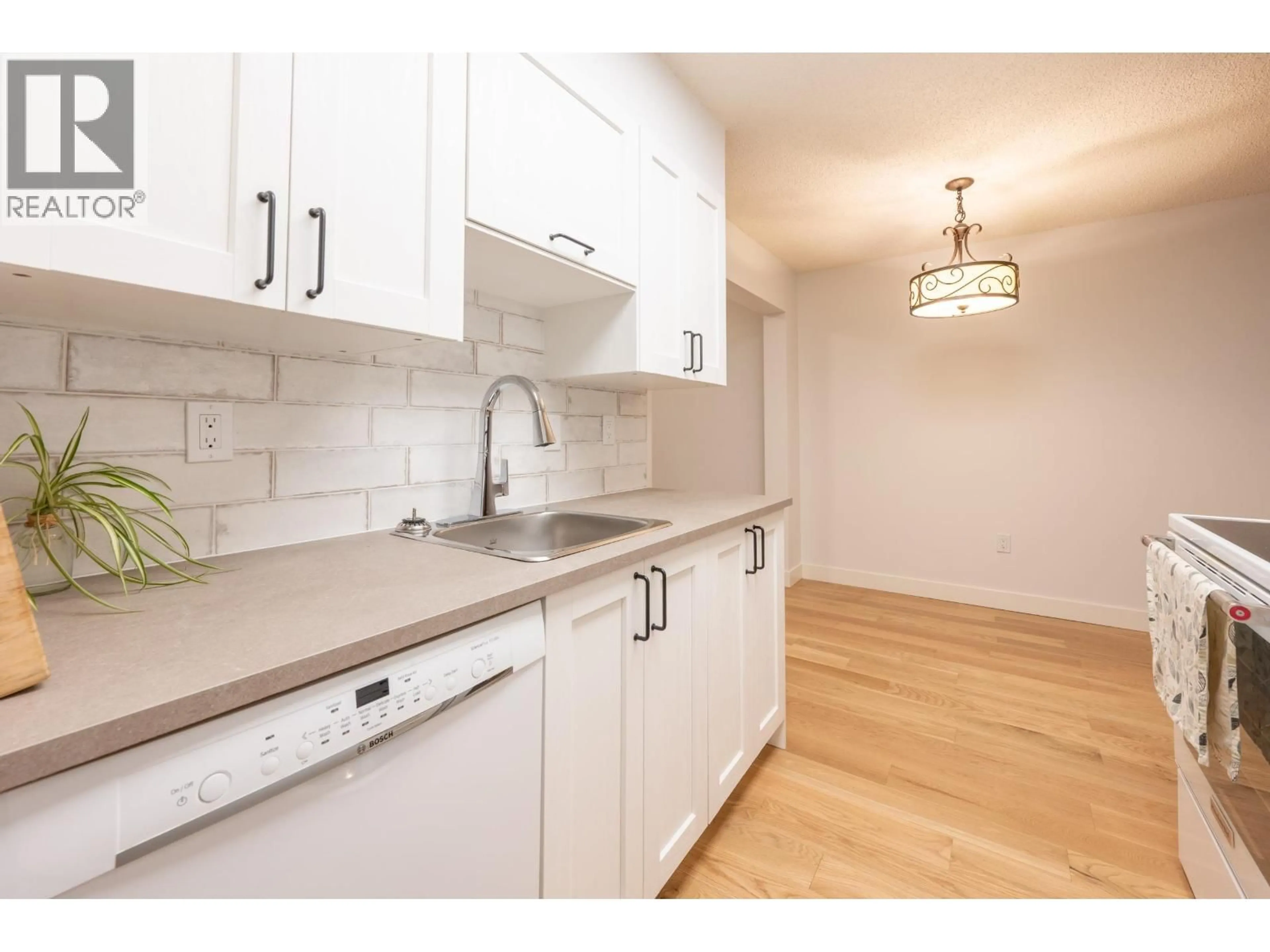 Standard kitchen, unknown for 117 - 265 15TH AVENUE, Vancouver British Columbia V5T4K4