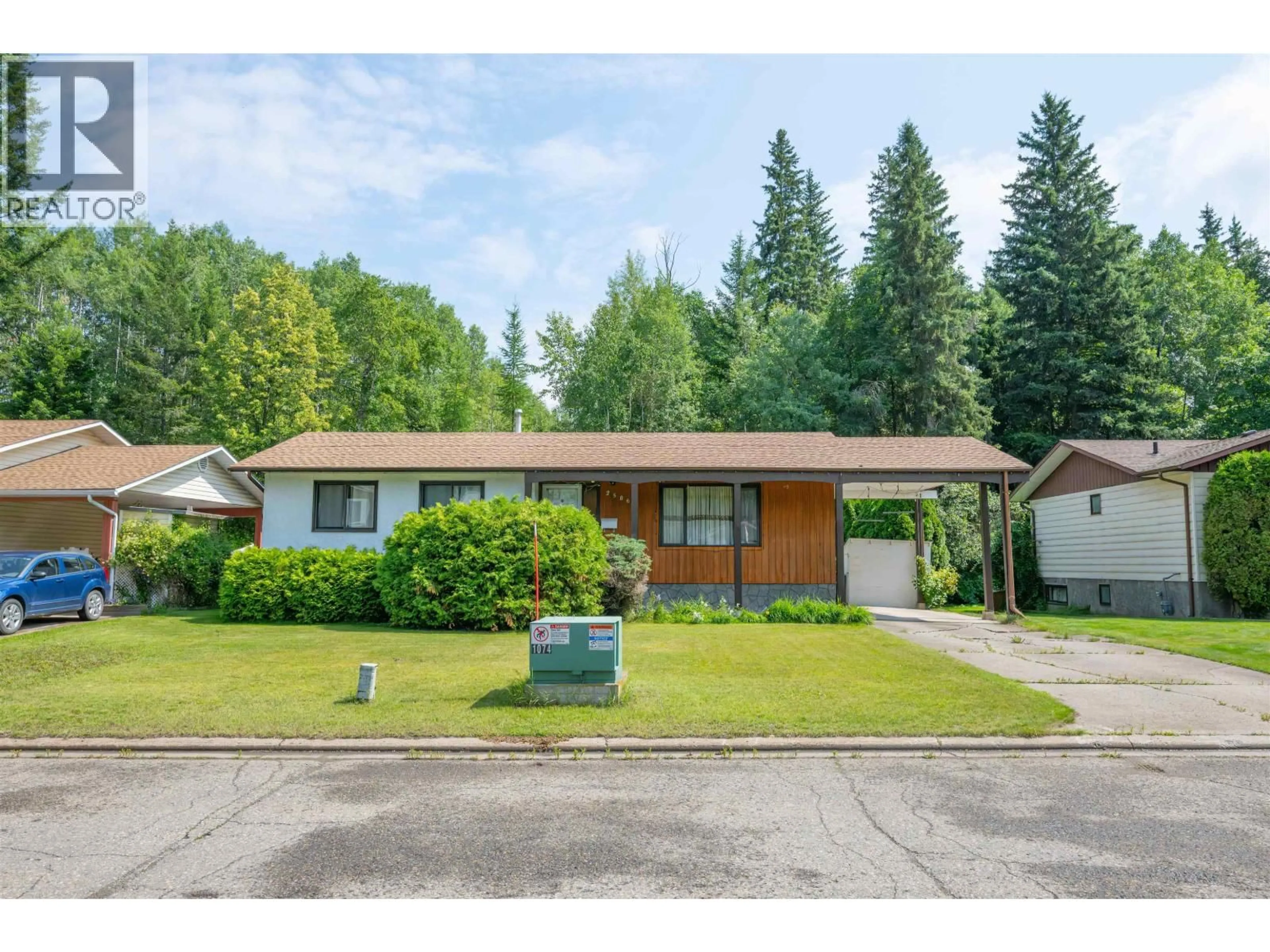 Home with vinyl exterior material, street for 2586 MOSS AVENUE, Prince George British Columbia V2L5J3