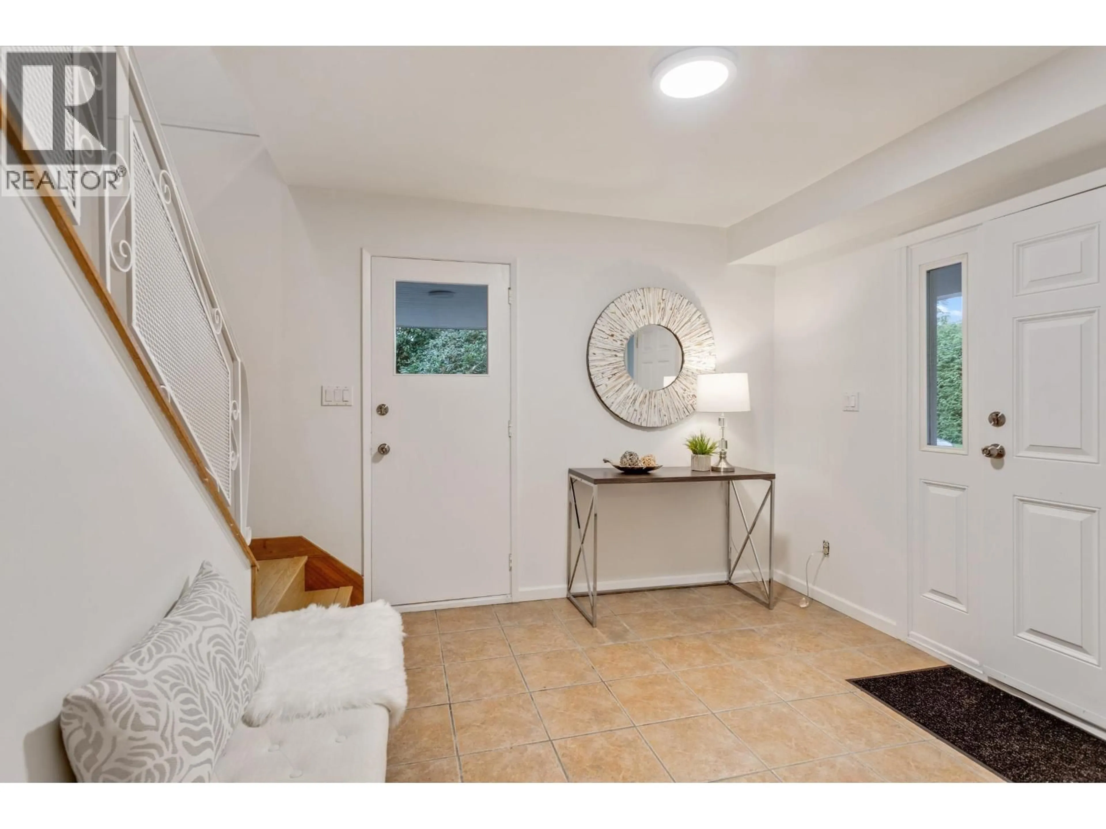 Indoor entryway for 3288 HOSKINS ROAD, North Vancouver British Columbia V7J3B4