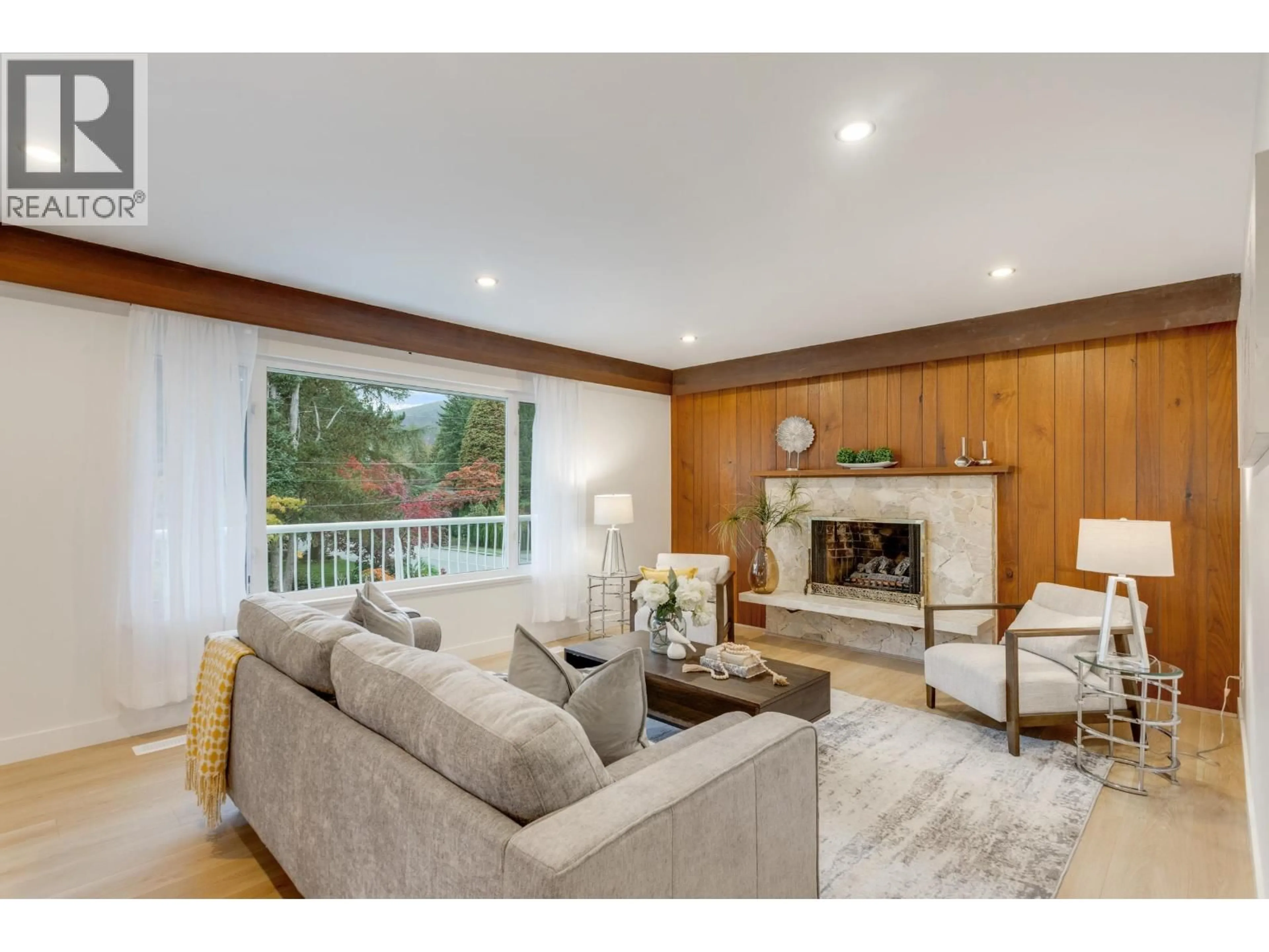 Living room with furniture, wood/laminate floor for 3288 HOSKINS ROAD, North Vancouver British Columbia V7J3B4