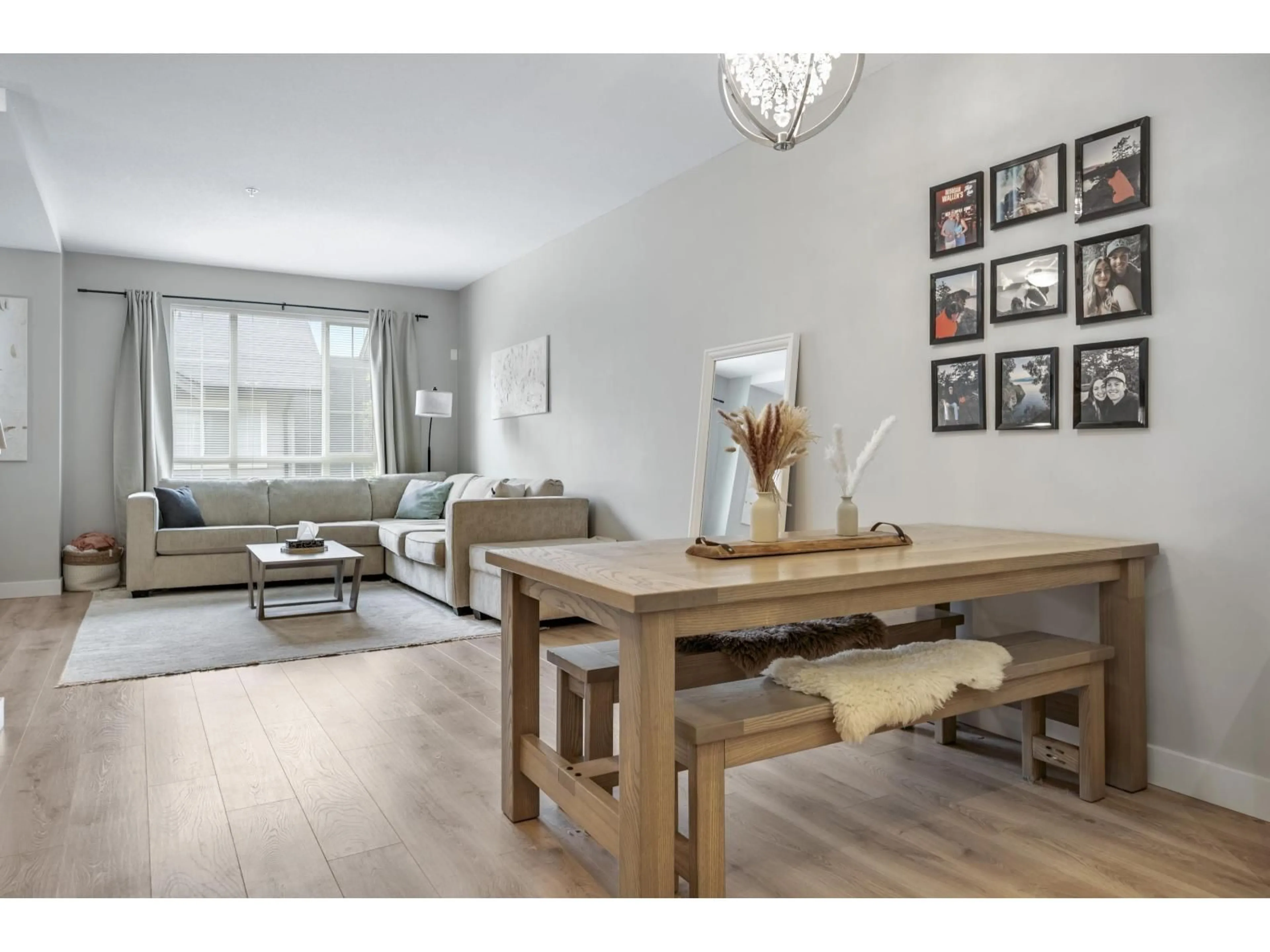 Living room with furniture, wood/laminate floor for 52 - 4967 220, Langley British Columbia V3A0G3