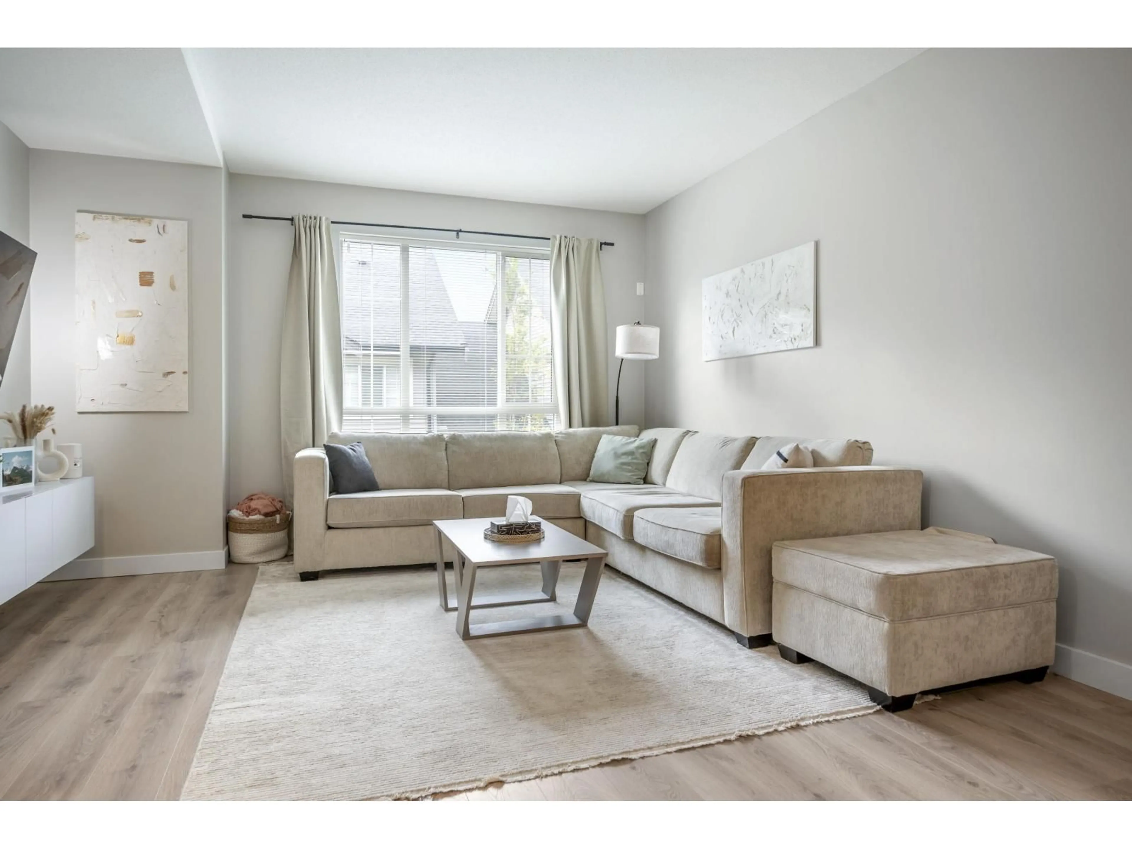 Living room with furniture, wood/laminate floor for 52 - 4967 220, Langley British Columbia V3A0G3