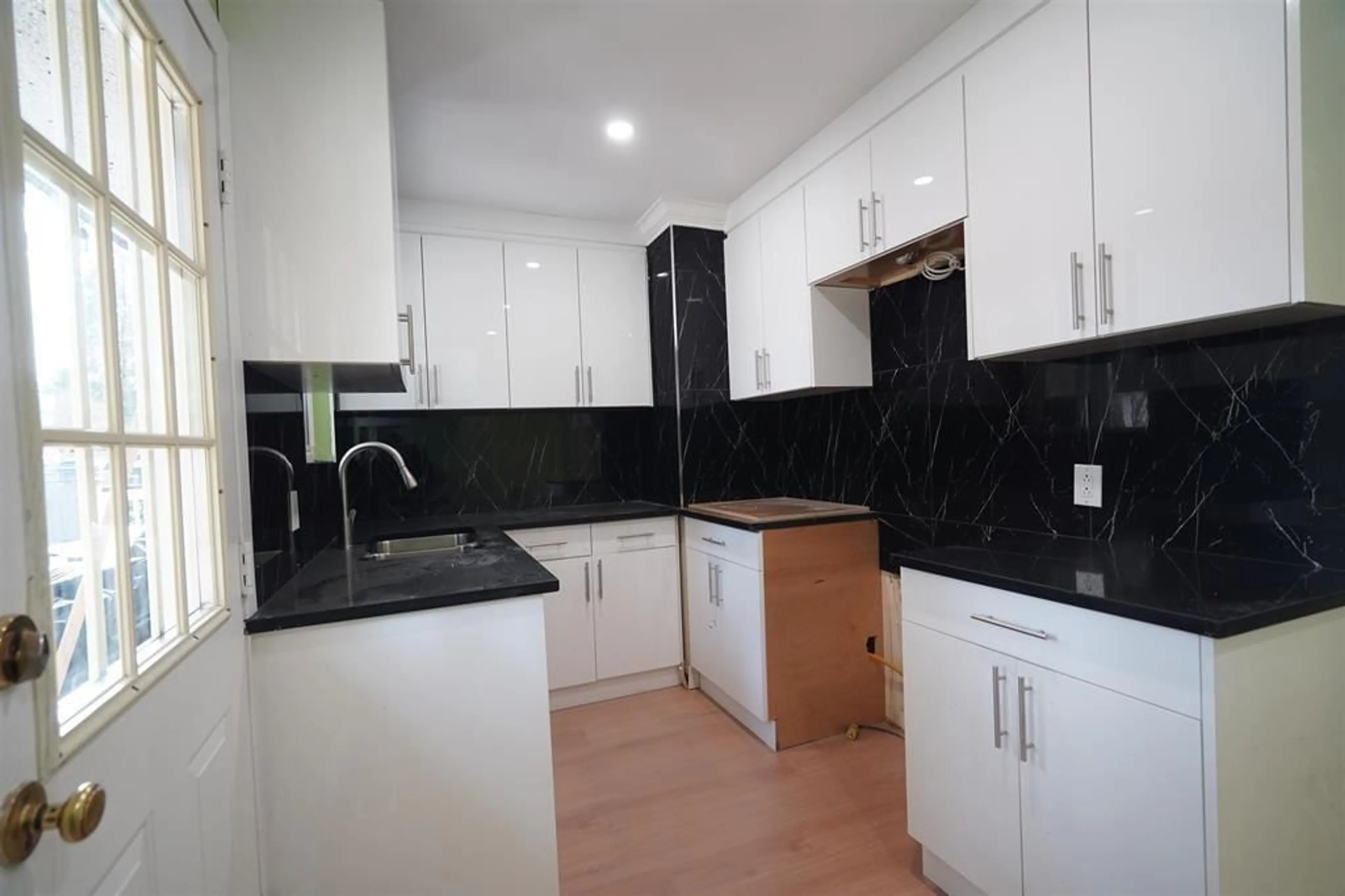 Standard kitchen, unknown for 14935 KEW, Surrey British Columbia V3R4Y1