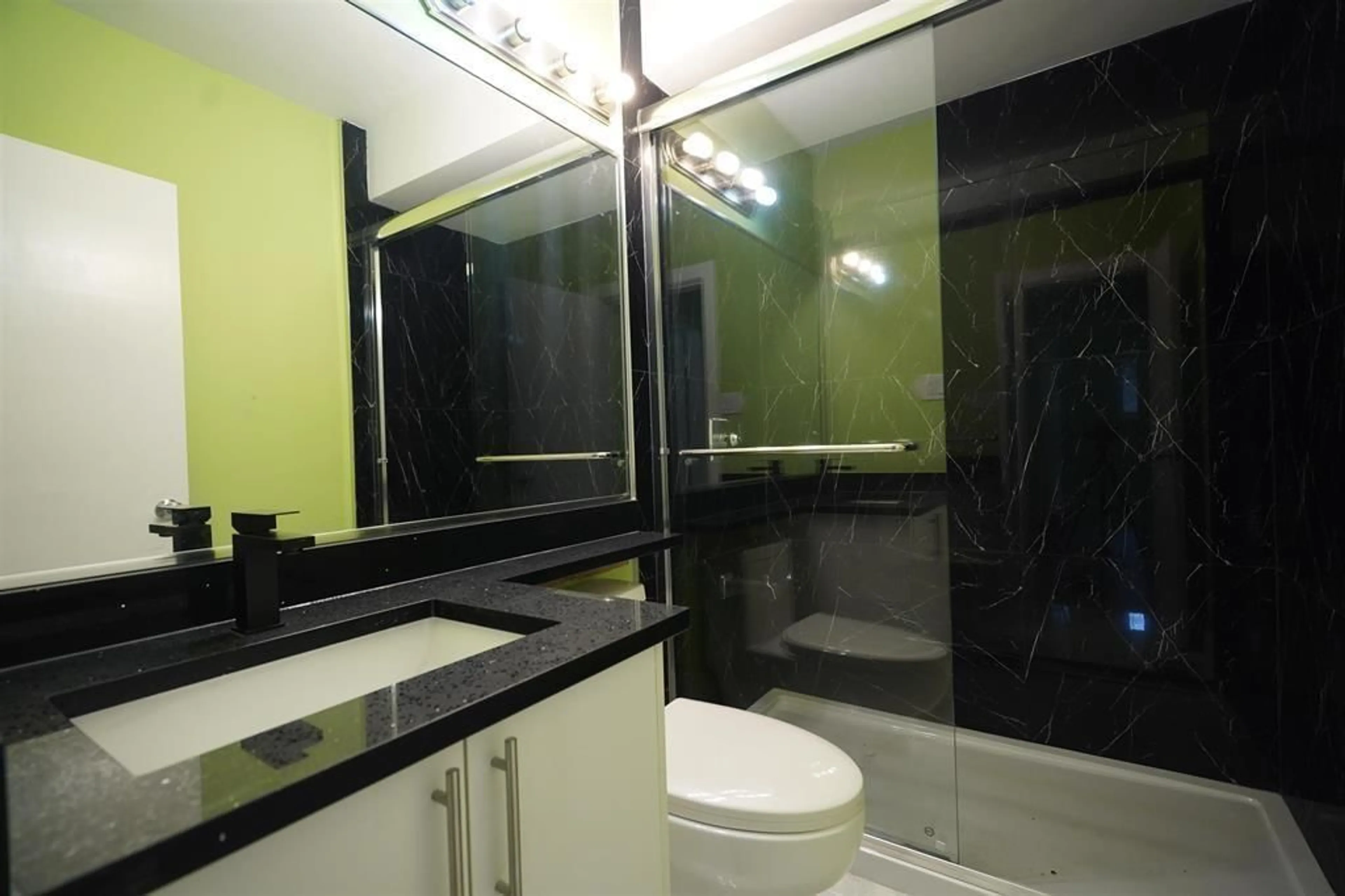 Standard bathroom, unknown for 14935 KEW, Surrey British Columbia V3R4Y1