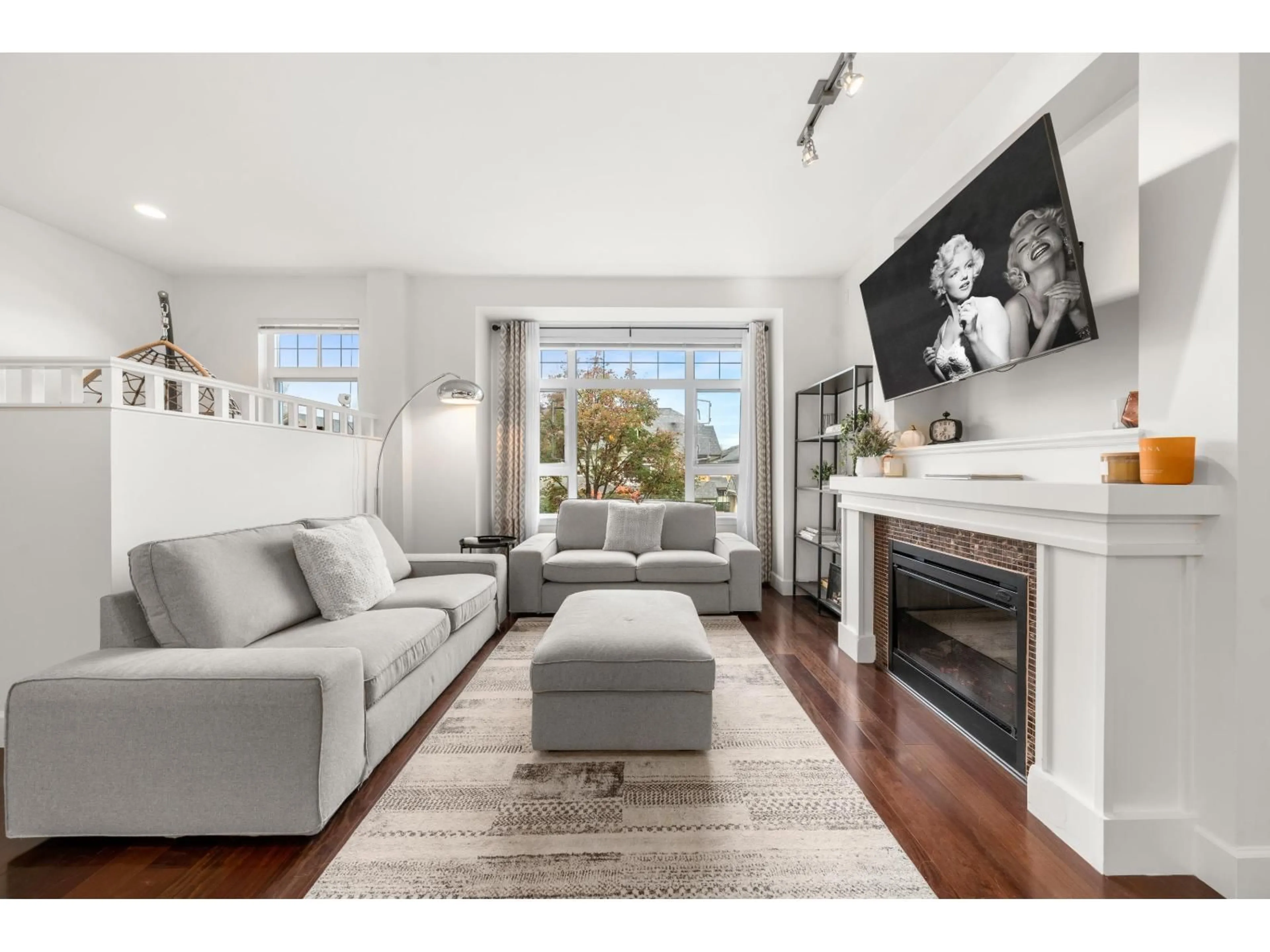 Living room with furniture, wood/laminate floor for 51 - 2979 156, Surrey British Columbia V3Z8V8