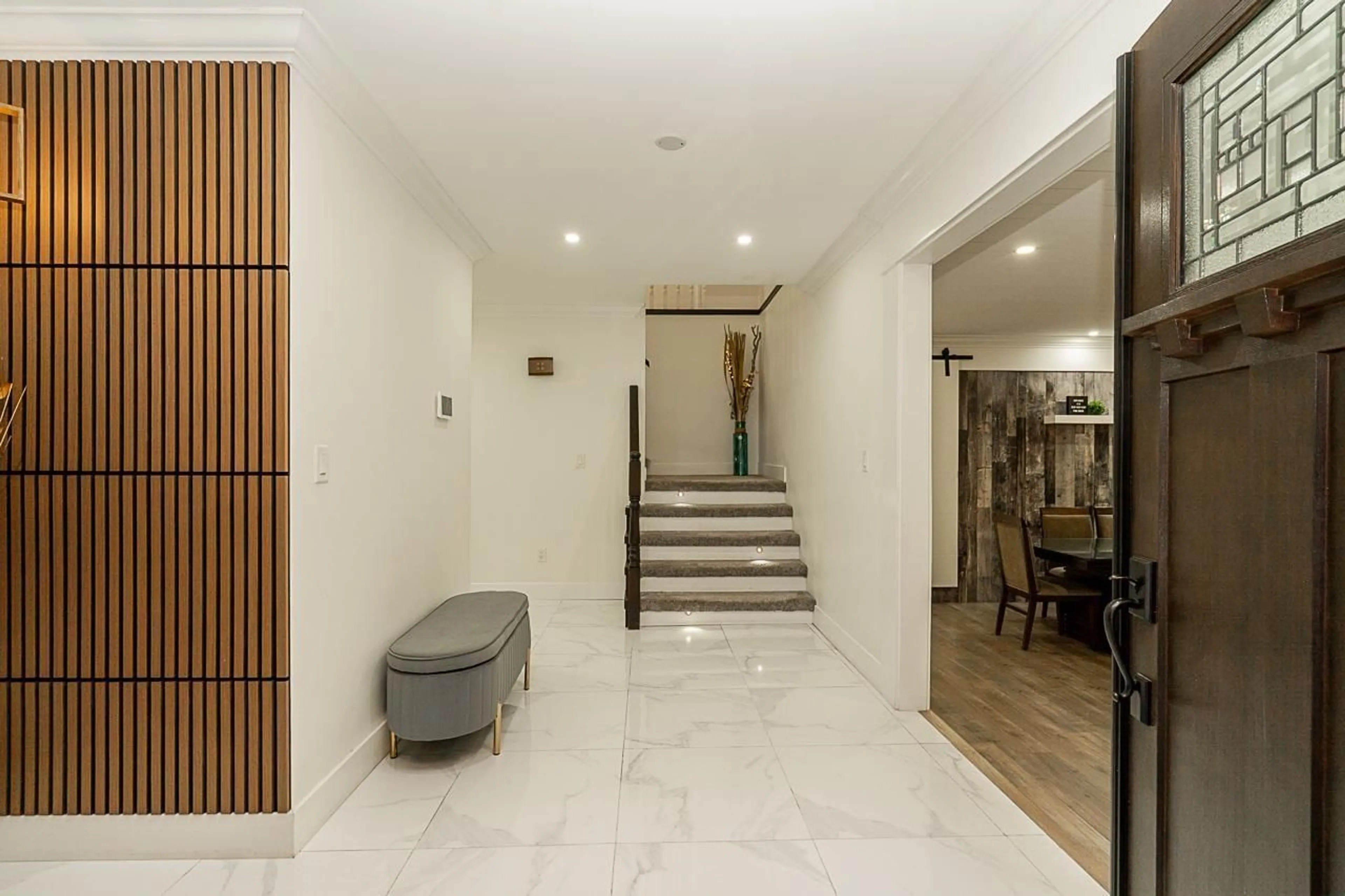 Indoor foyer for 13094 61A, Surrey British Columbia V3X2G8