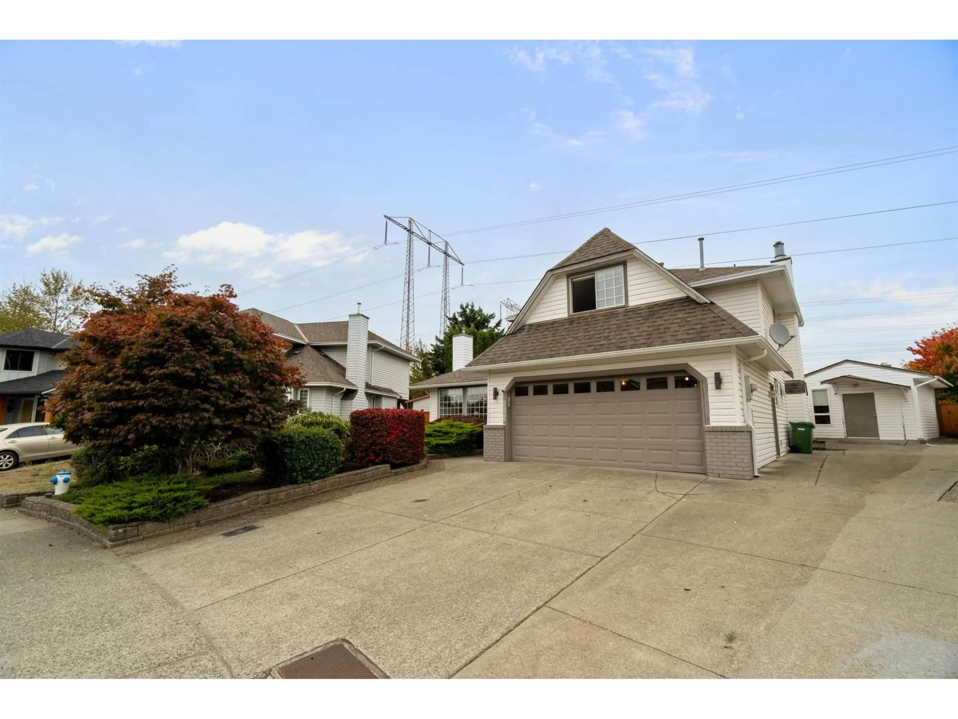 A pic from outside/outdoor area/front of a property/back of a property/a pic from drone, street for 32345 CLINTON, Abbotsford British Columbia V2T5B3