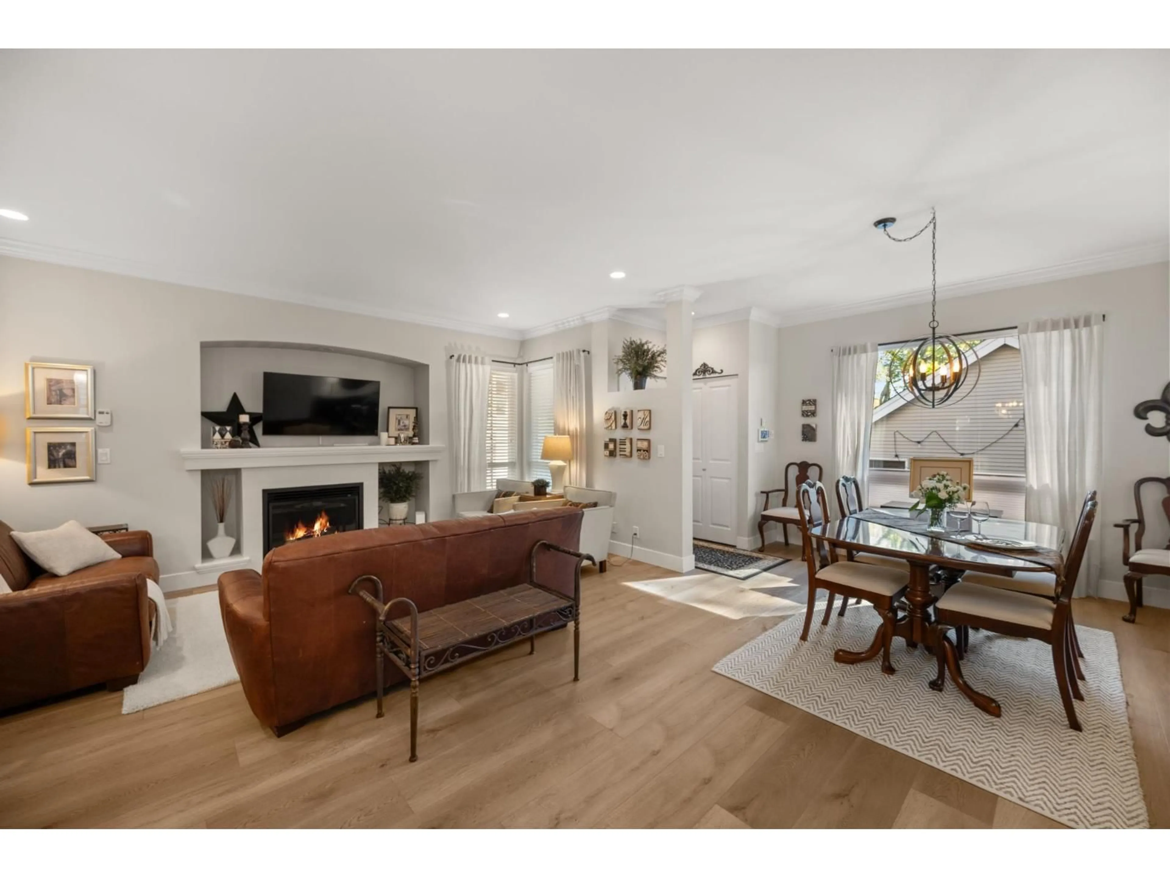 Living room with furniture, unknown for 18980 67A, Surrey British Columbia V4N6A2