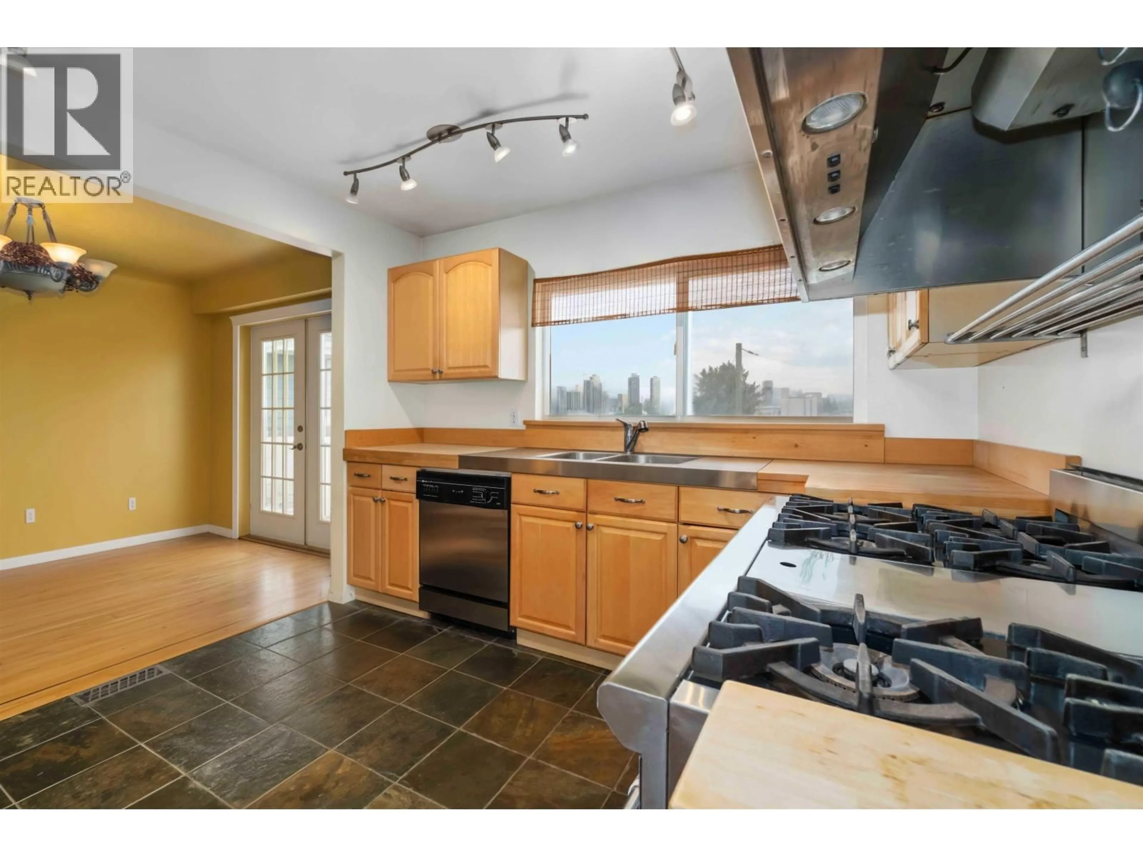 Open concept kitchen, ceramic/tile floor for 4037 NITHSDALE STREET, Burnaby British Columbia V5G1P5