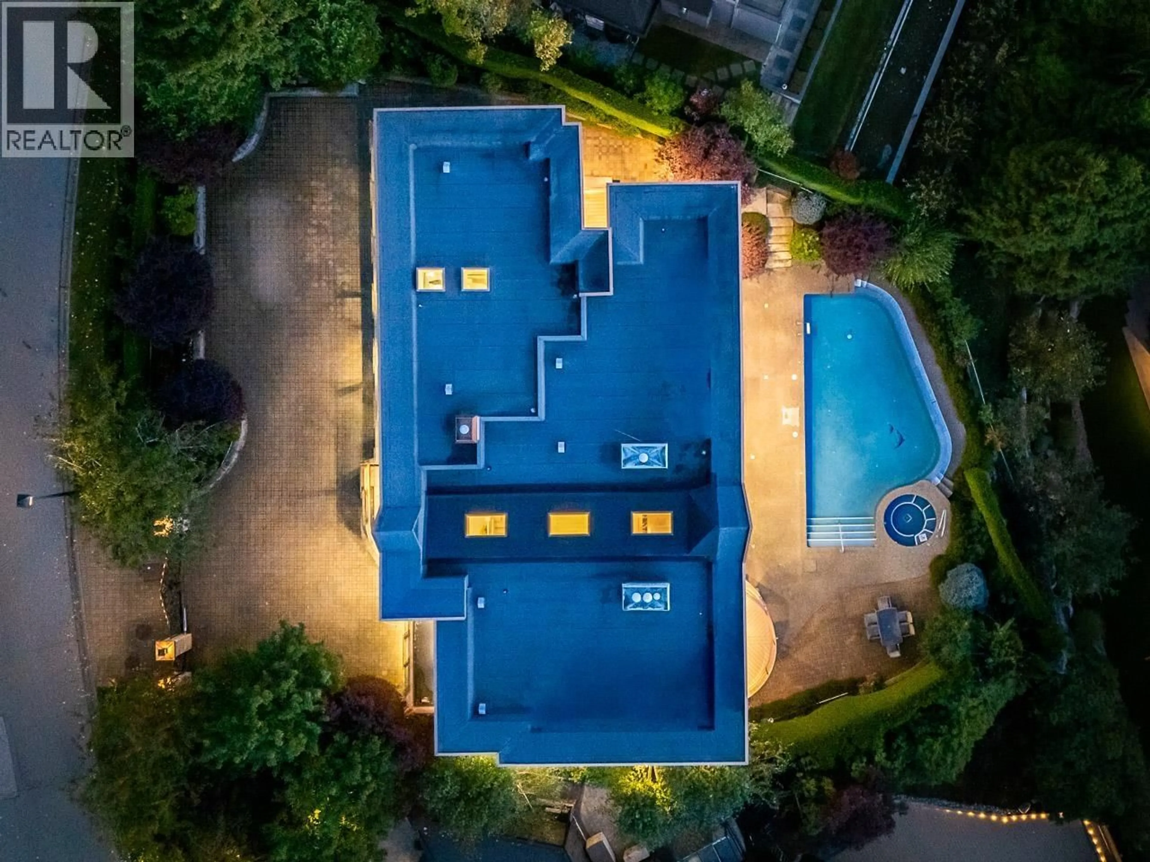 A pic from outside/outdoor area/front of a property/back of a property/a pic from drone, building for 1562 PINECREST DRIVE, West Vancouver British Columbia V7S3E8