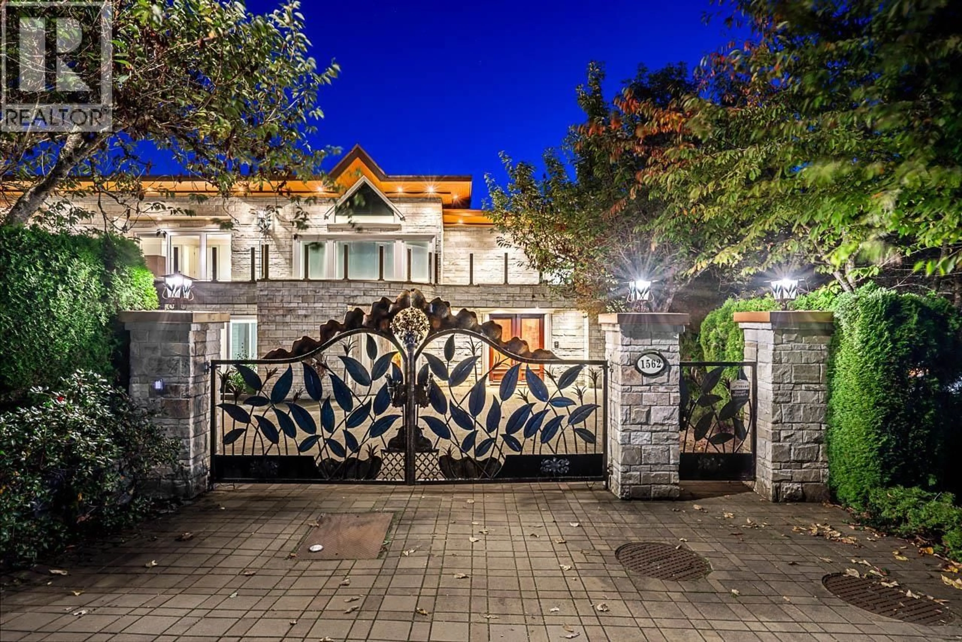 Patio, street for 1562 PINECREST DRIVE, West Vancouver British Columbia V7S3E8