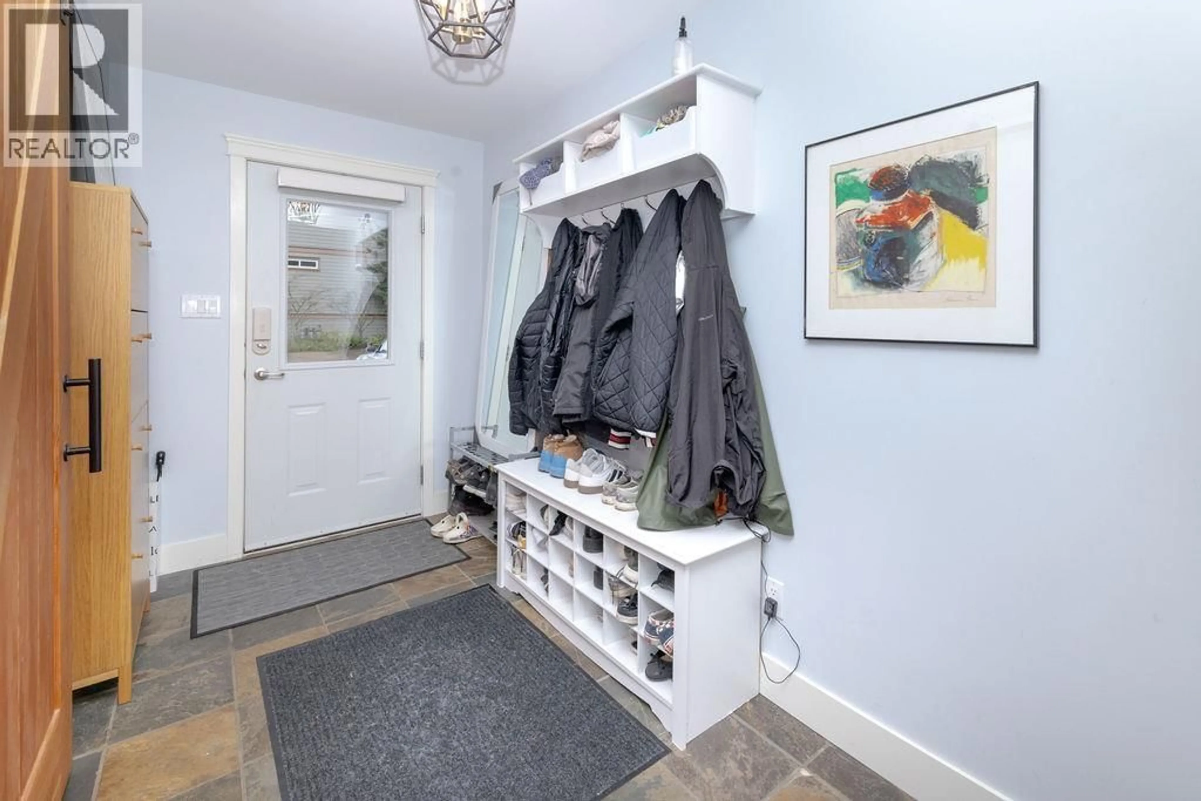 Indoor entryway for 14 - 728 GIBSONS WAY, Gibsons British Columbia V0N1V9