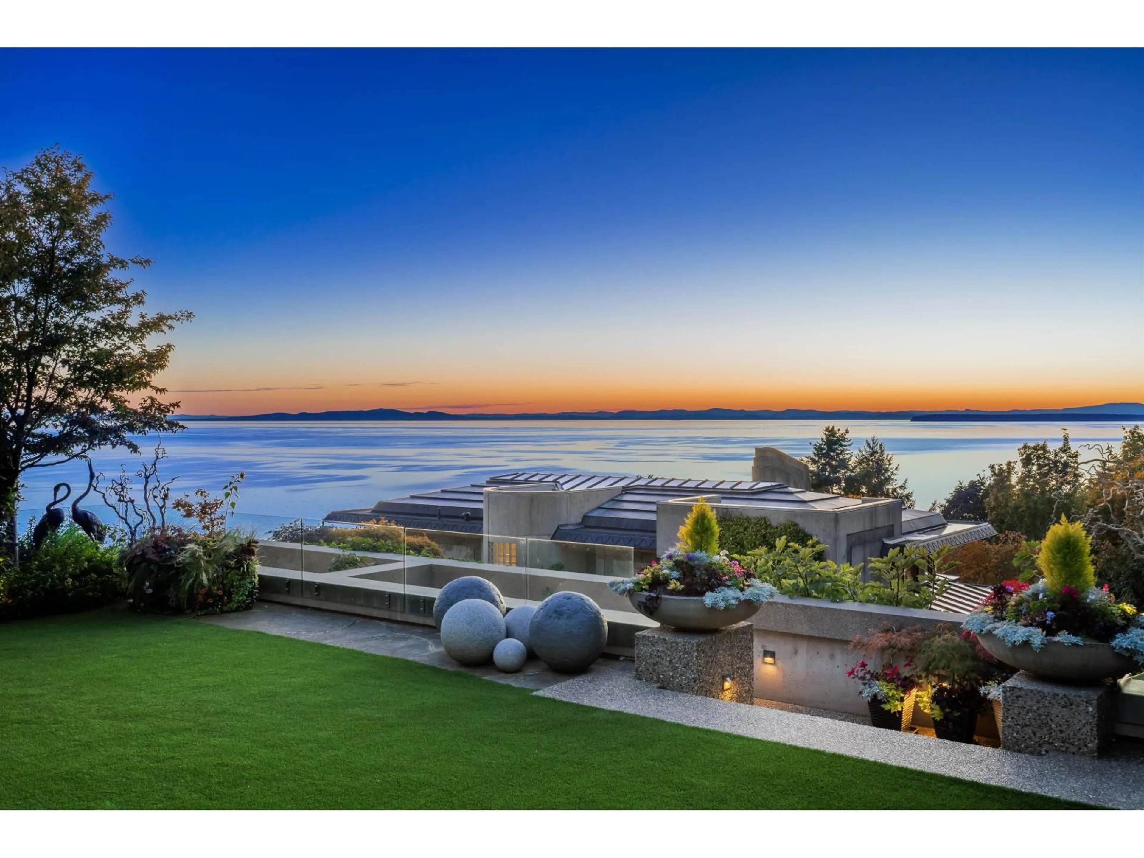 A pic from outside/outdoor area/front of a property/back of a property/a pic from drone, water/lake/river/ocean view for 14971 PROSPECT, White Rock British Columbia V4B2B3