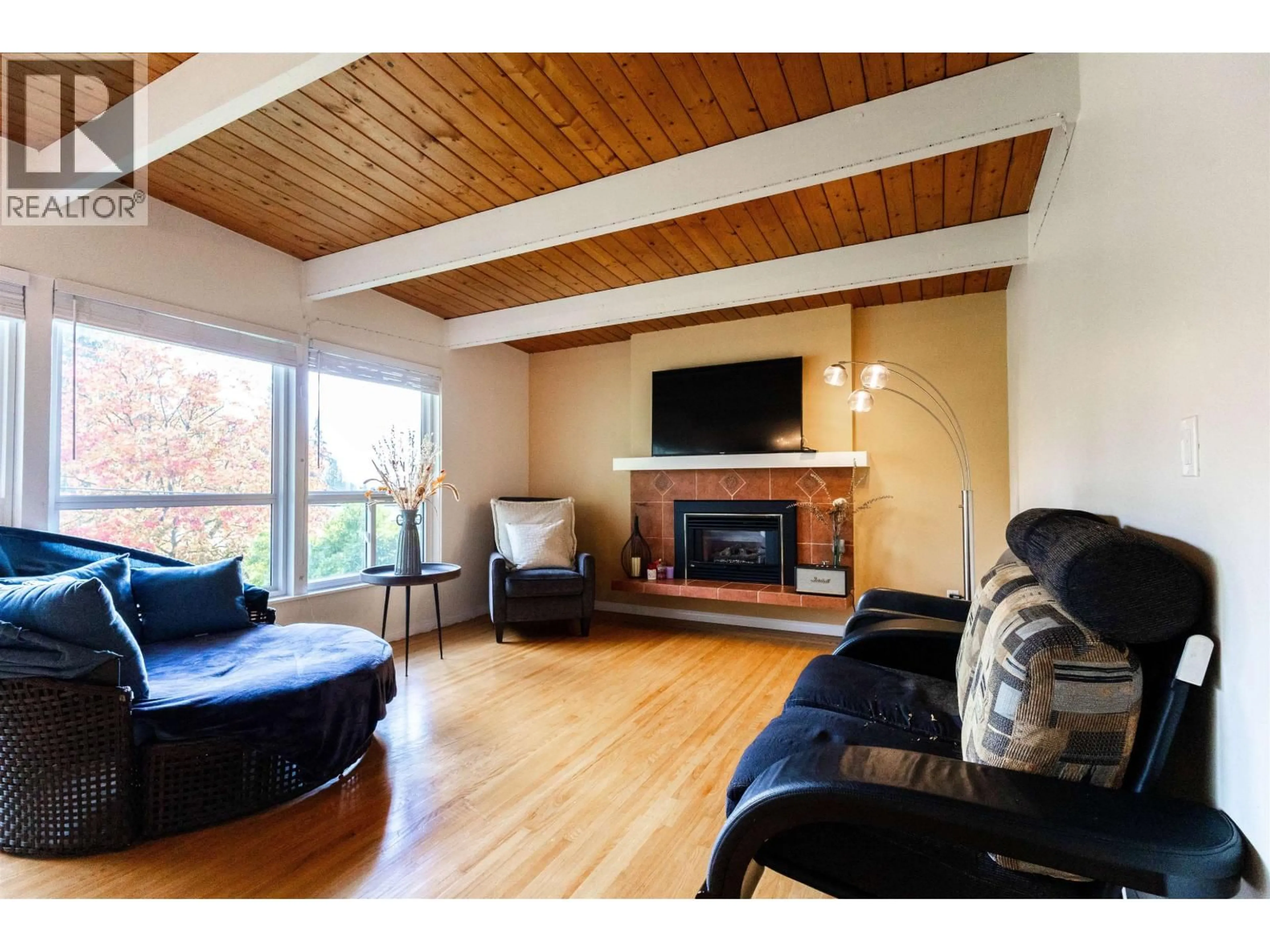 Living room with furniture, wood/laminate floor for 3063 ROYAL AVENUE, North Vancouver British Columbia V7K1Y6