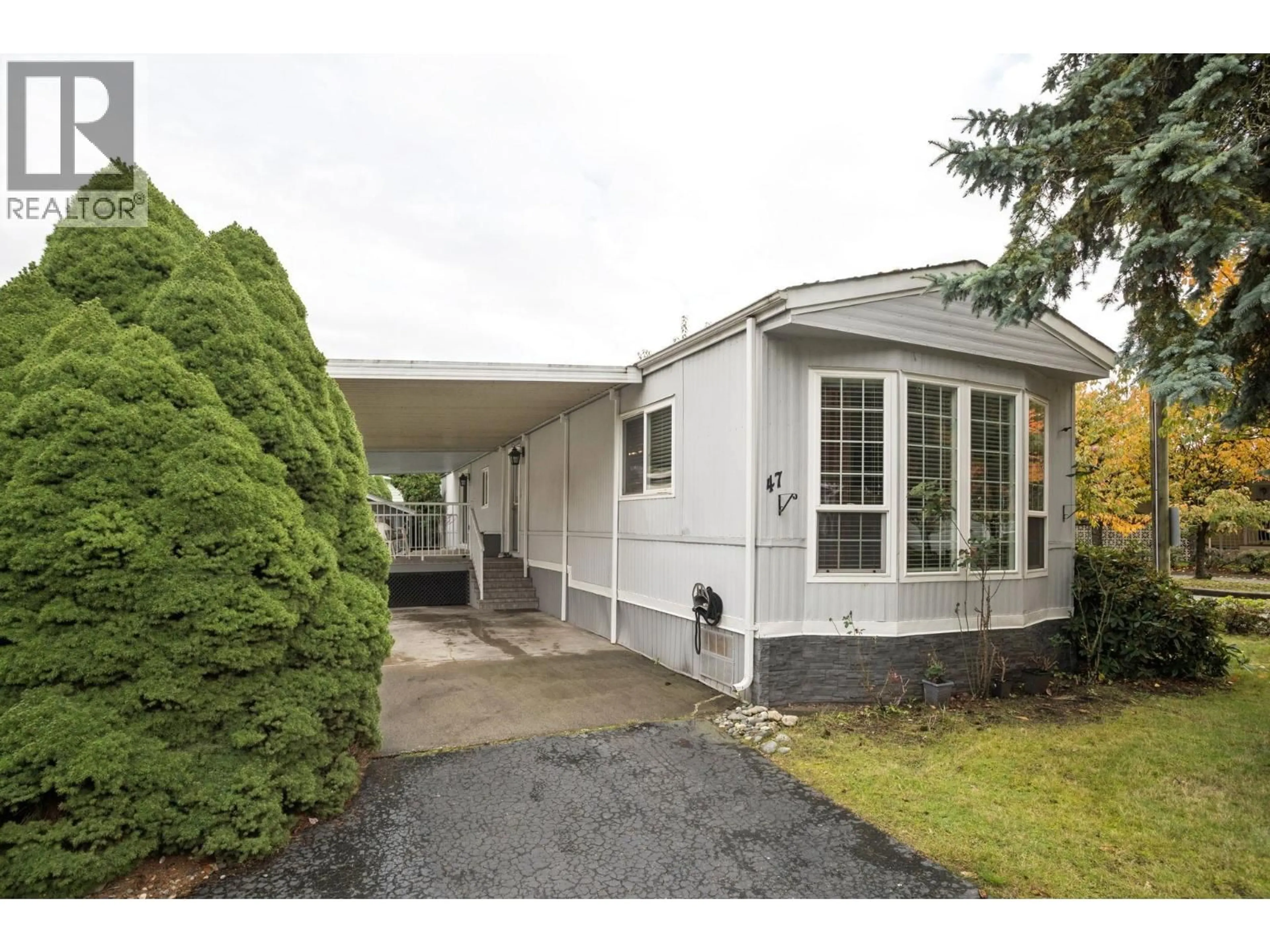 Home with vinyl exterior material, street for 47 - 145 KING EDWARD STREET, Coquitlam British Columbia V3K6L4