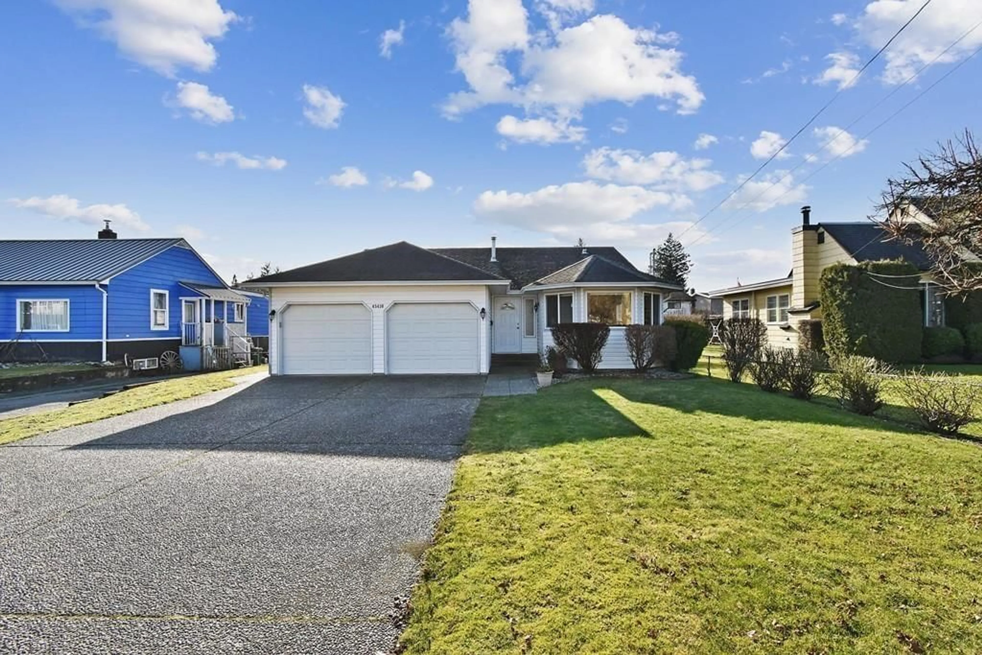 A pic from outside/outdoor area/front of a property/back of a property/a pic from drone, street for 45430 BERNARD AVENUE, Chilliwack British Columbia V2P1H4