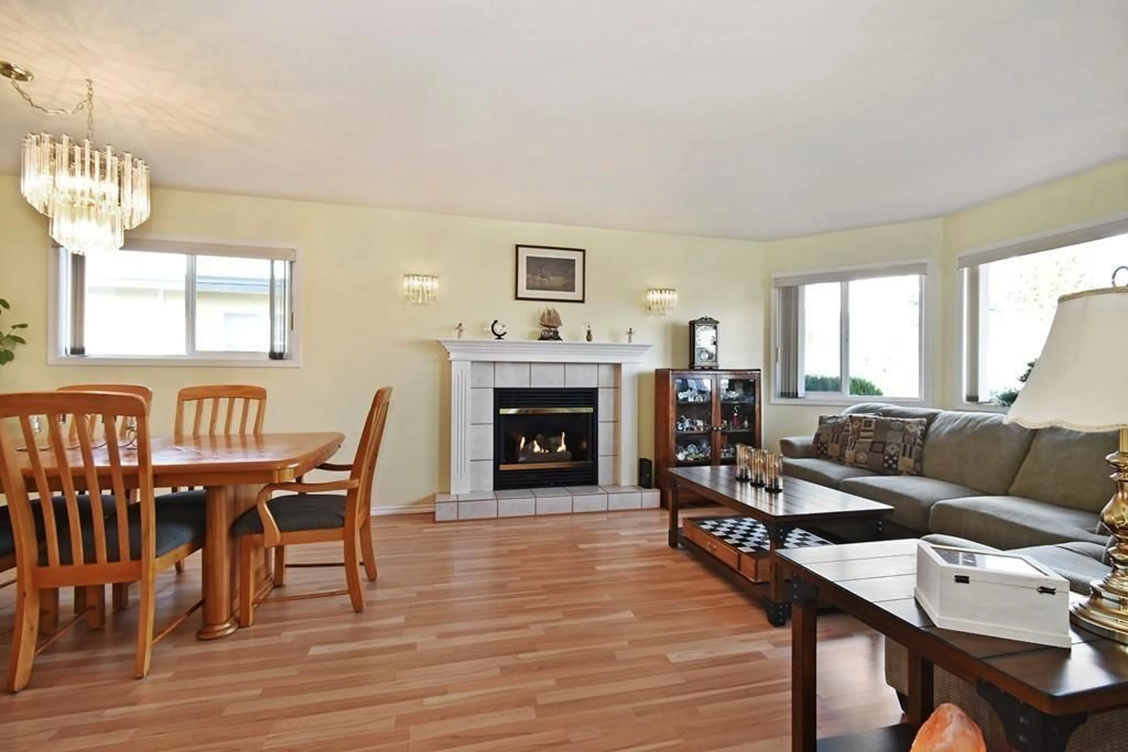 Living room with furniture, wood/laminate floor for 45430 BERNARD AVENUE, Chilliwack British Columbia V2P1H4