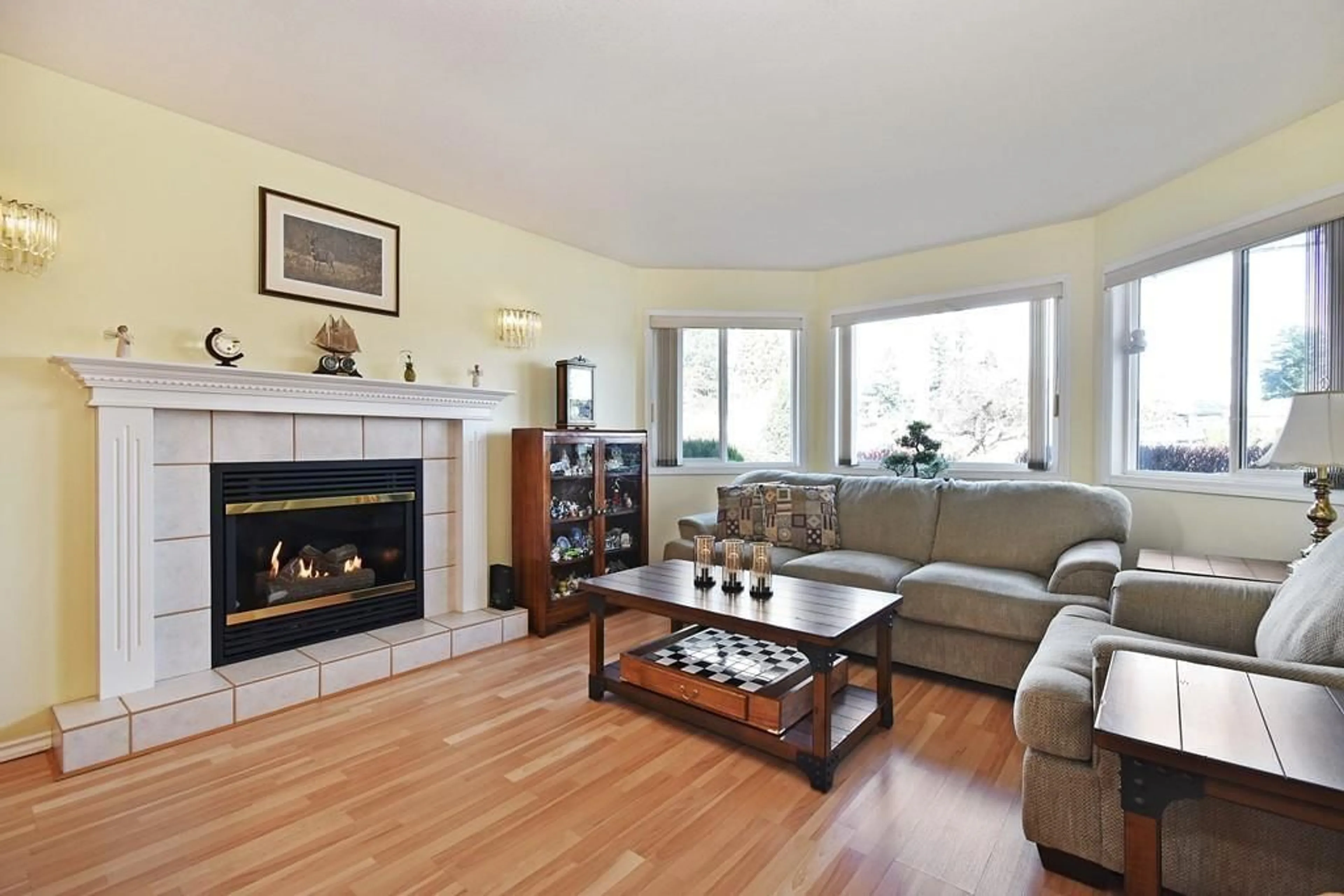 Living room with furniture, wood/laminate floor for 45430 BERNARD AVENUE, Chilliwack British Columbia V2P1H4