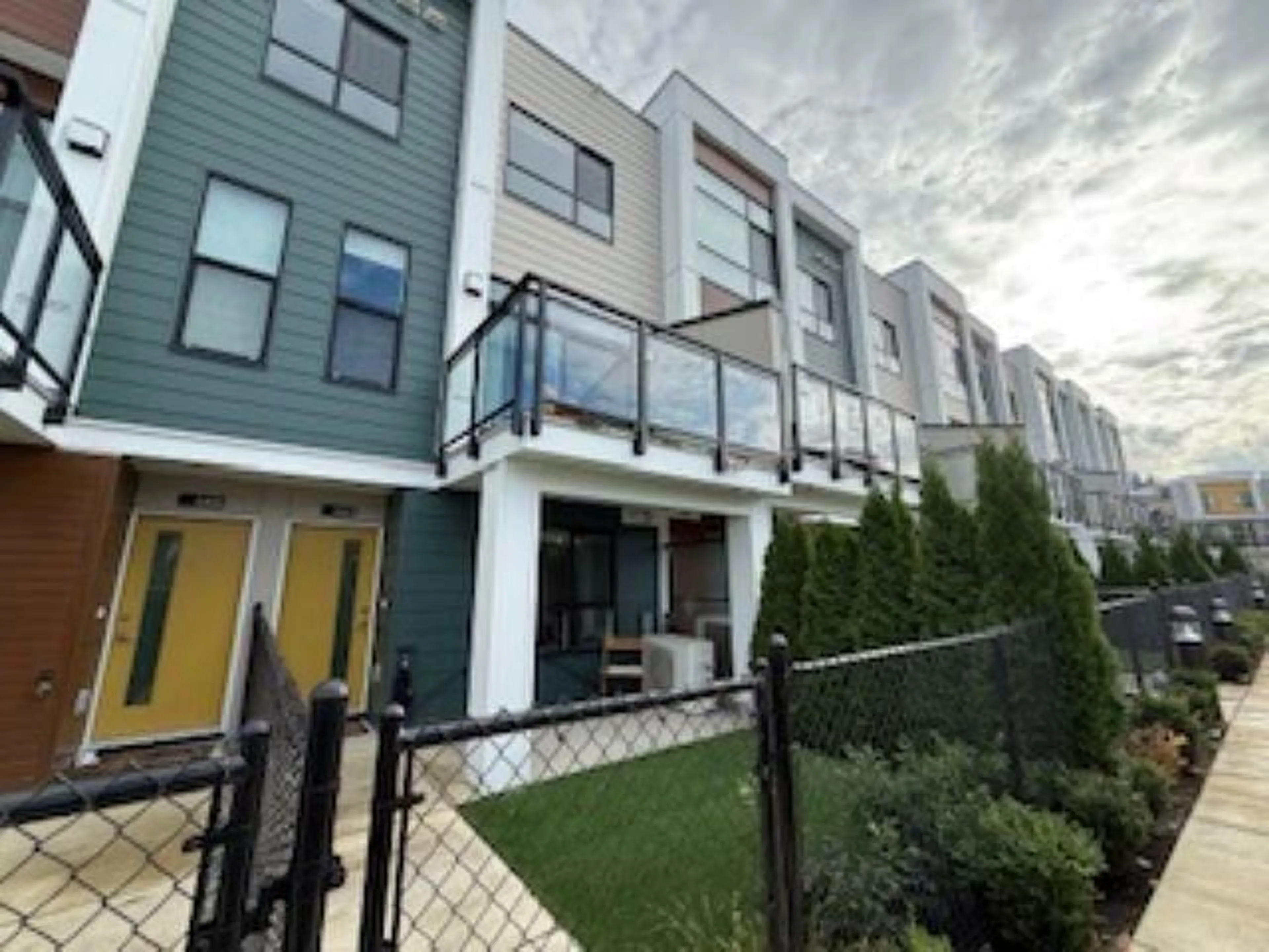 A pic from outside/outdoor area/front of a property/back of a property/a pic from drone, street for 463 - 46150 THOMAS ROAD, Chilliwack British Columbia V2R6B3