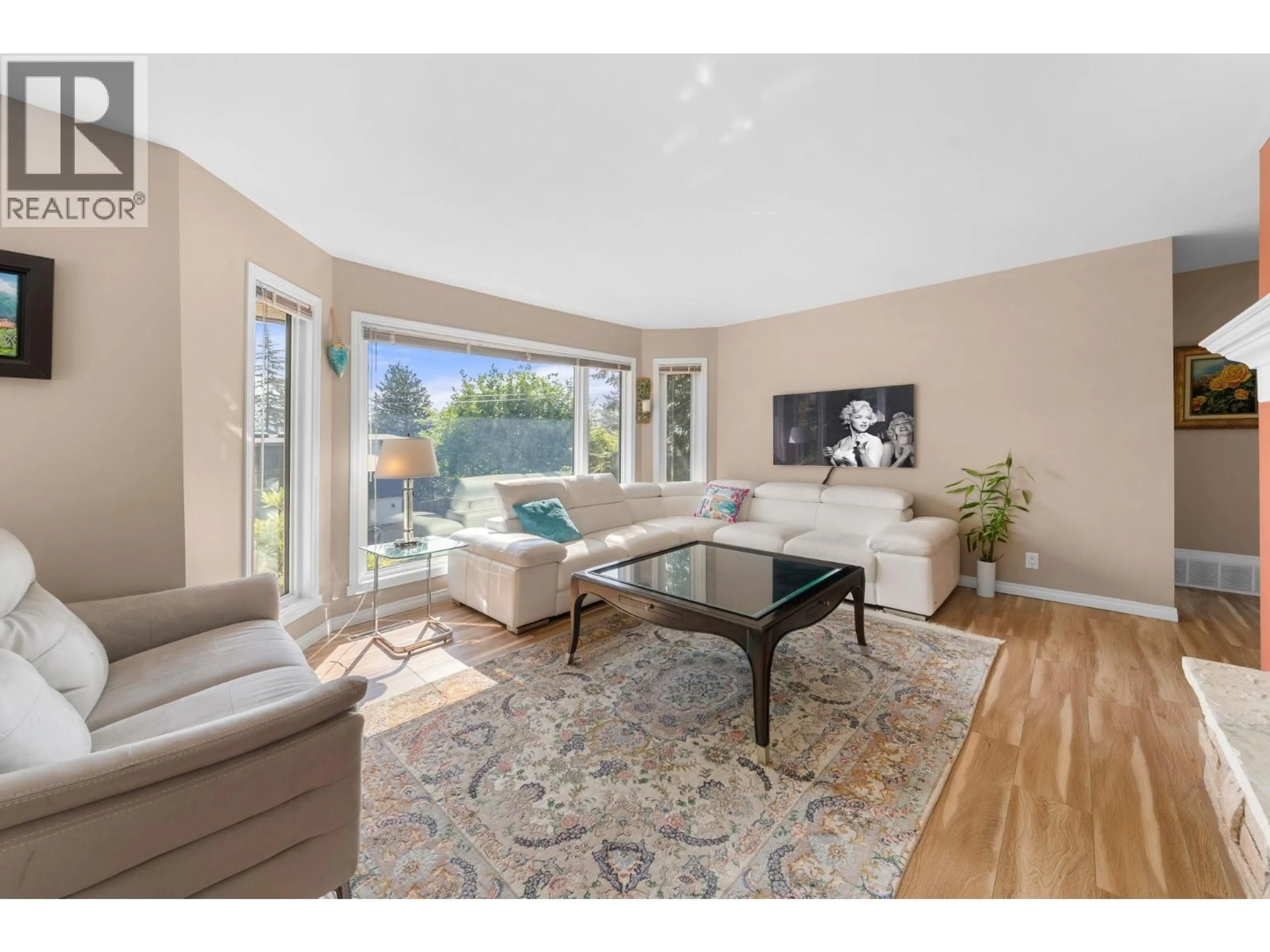 Living room with furniture, wood/laminate floor for 1025 BEAUFORT ROAD, North Vancouver British Columbia V7G1R8