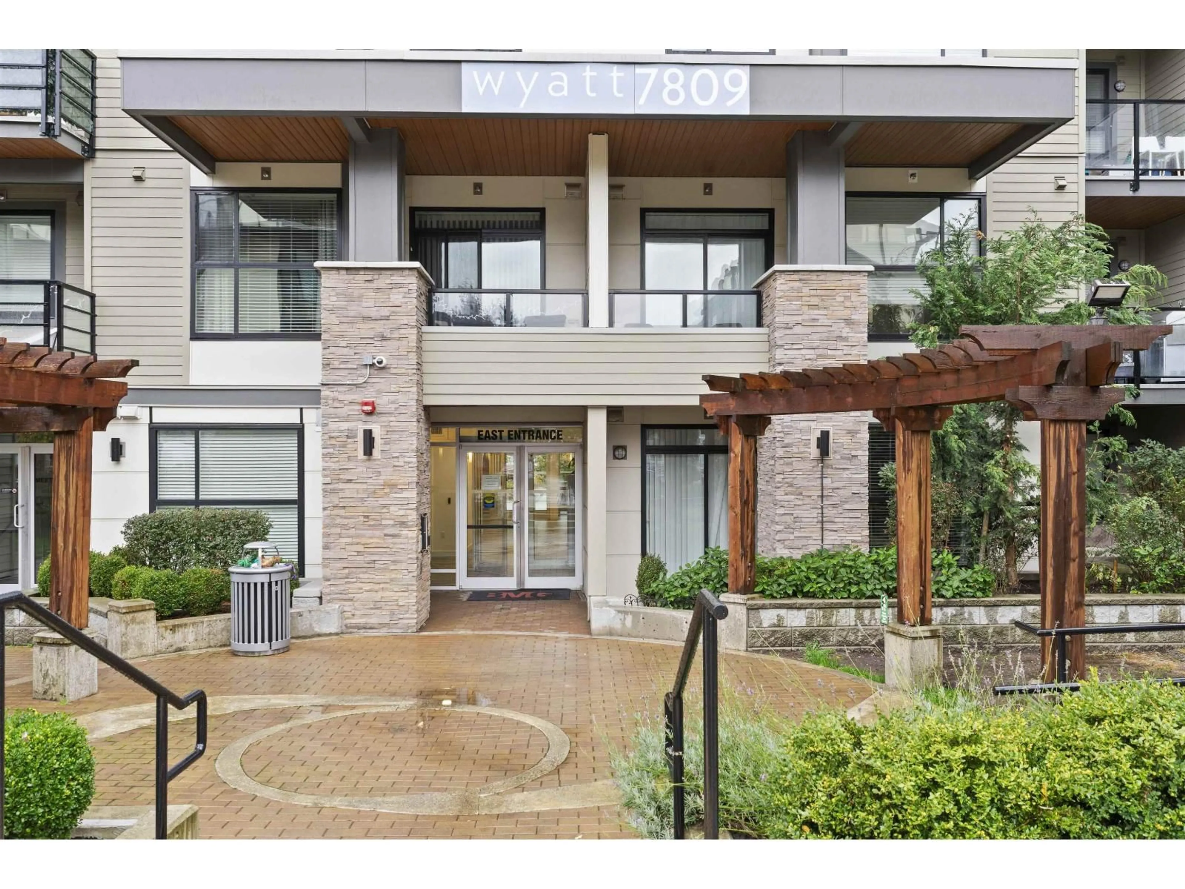 Indoor foyer for 306 - 7809 209, Langley British Columbia V2Y3N6