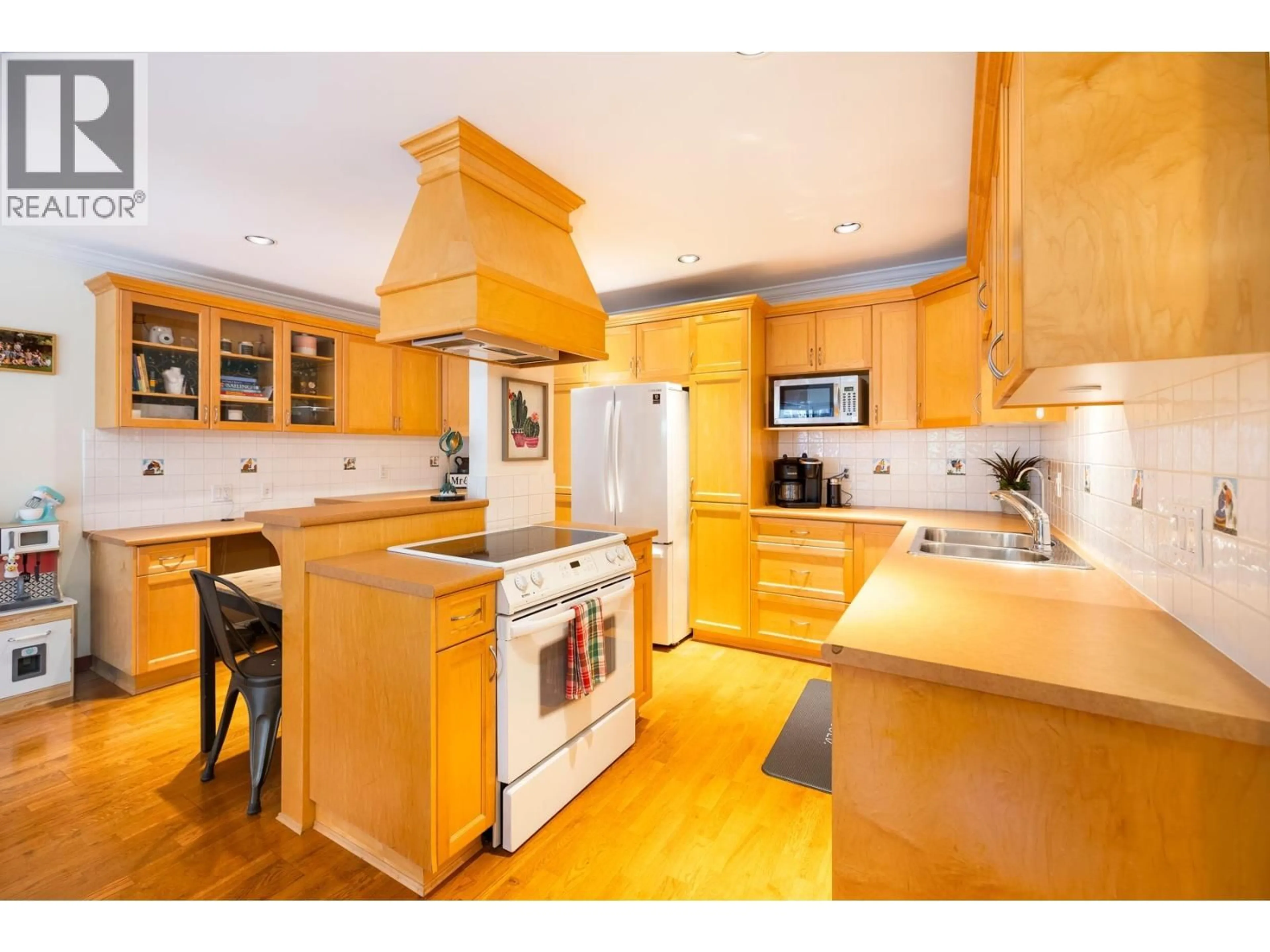 Open concept kitchen, wood/laminate floor for 301 - 1235 15TH AVENUE, Vancouver British Columbia V6H1S1