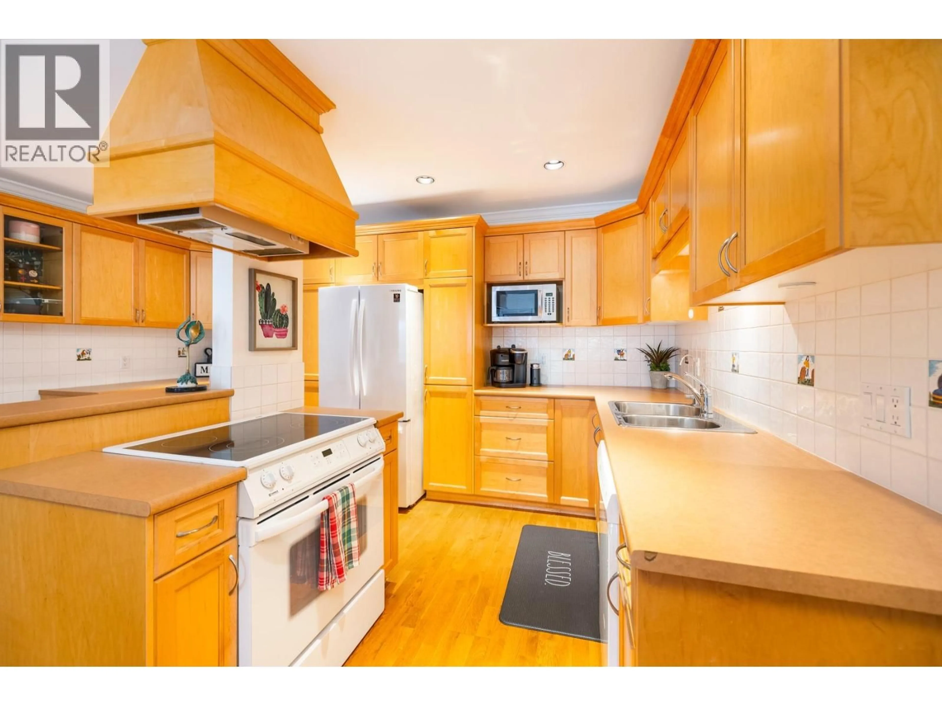 Standard kitchen, wood/laminate floor for 301 - 1235 15TH AVENUE, Vancouver British Columbia V6H1S1