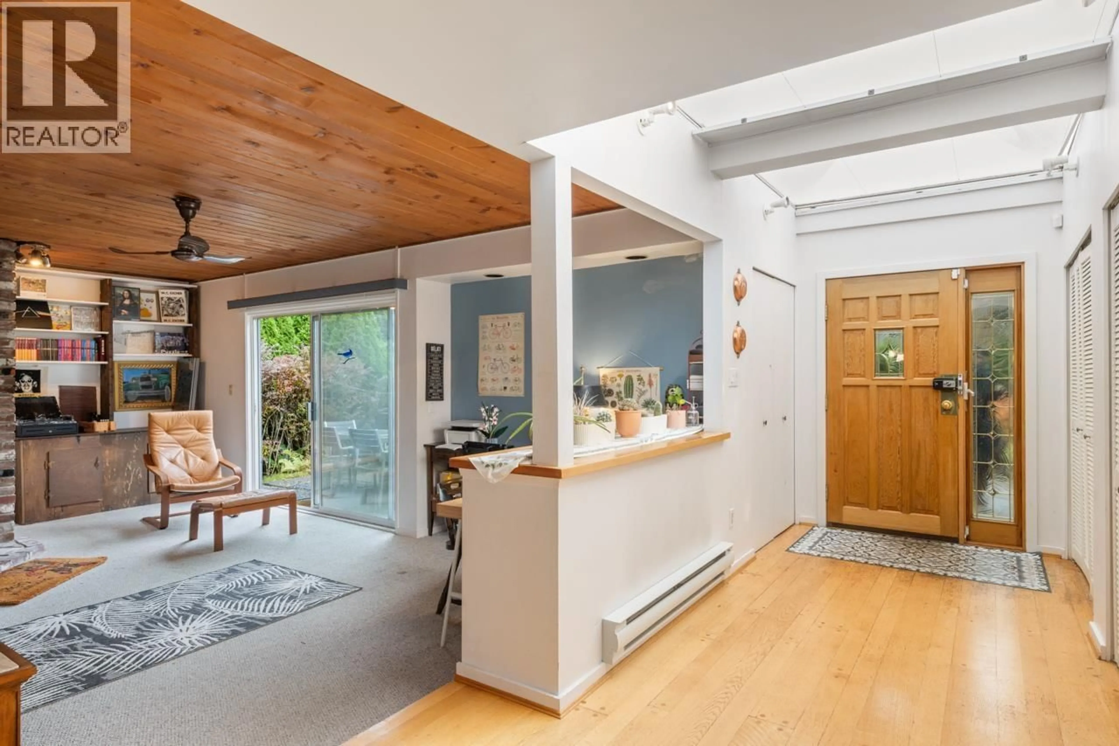 Indoor entryway for 977 BELVEDERE DRIVE, North Vancouver British Columbia V7R2C2