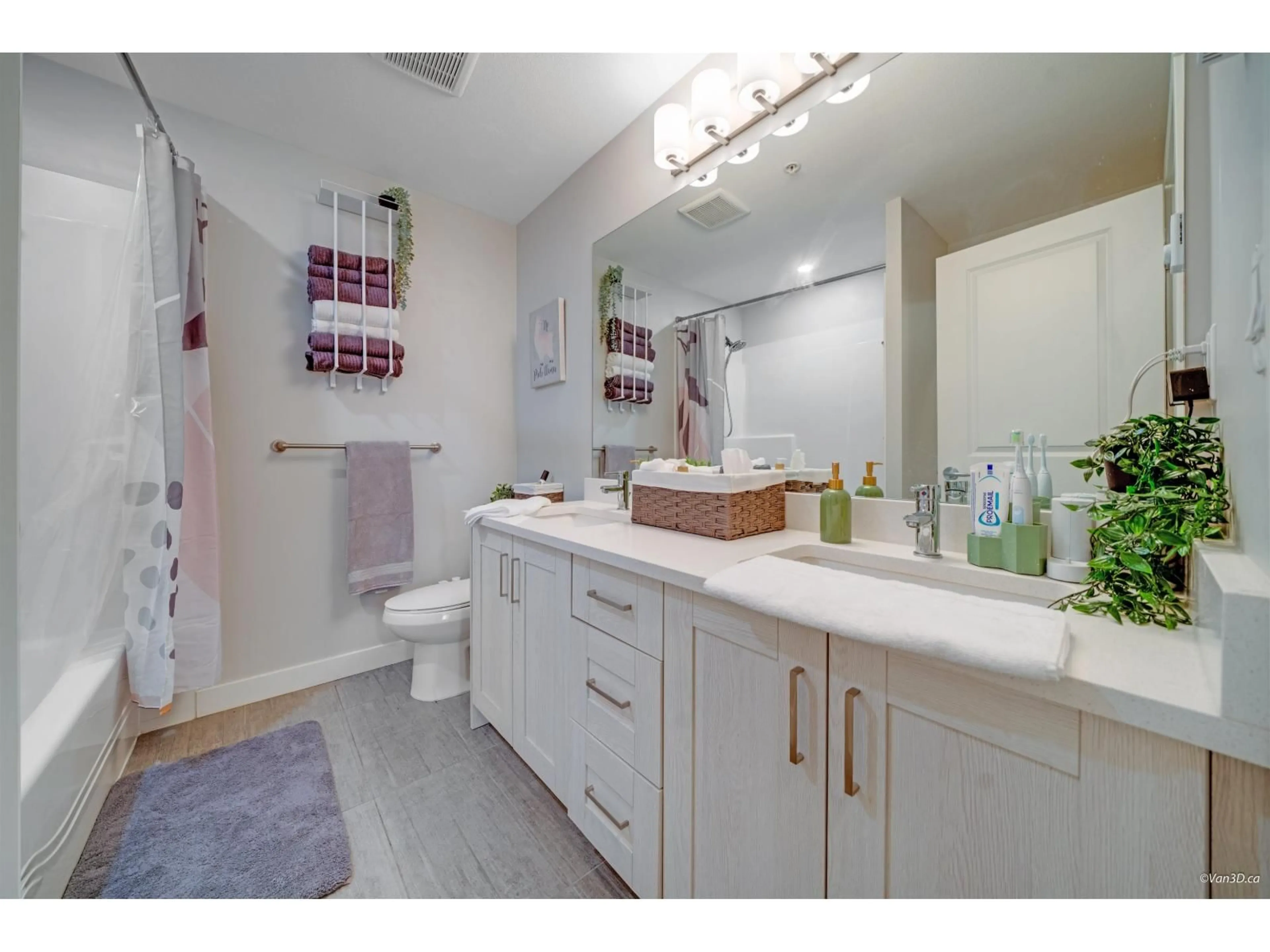 Contemporary bathroom, ceramic/tile floor for 202 - 20826 72, Langley British Columbia V2Y0Z9