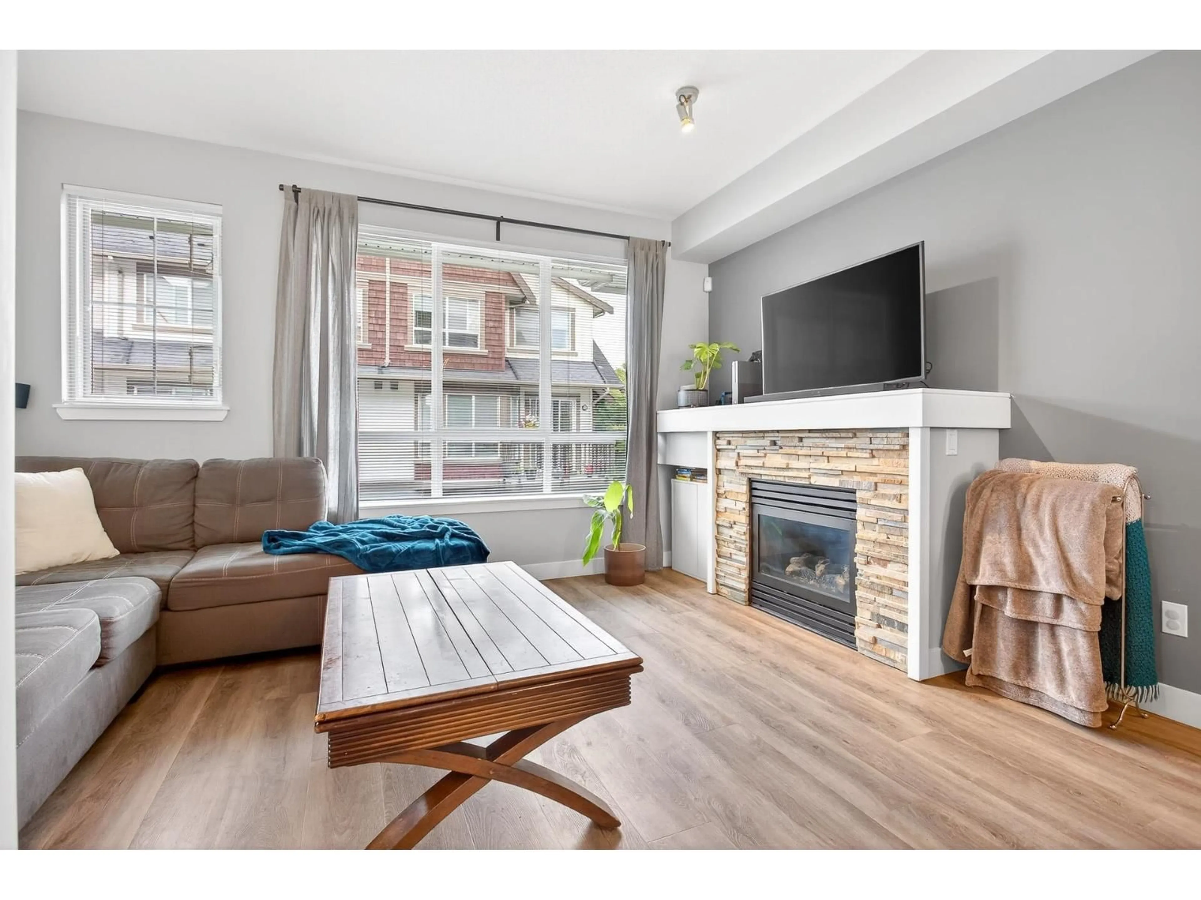 Living room with furniture, wood/laminate floor for 12 - 7155 189, Surrey British Columbia V4N5S8