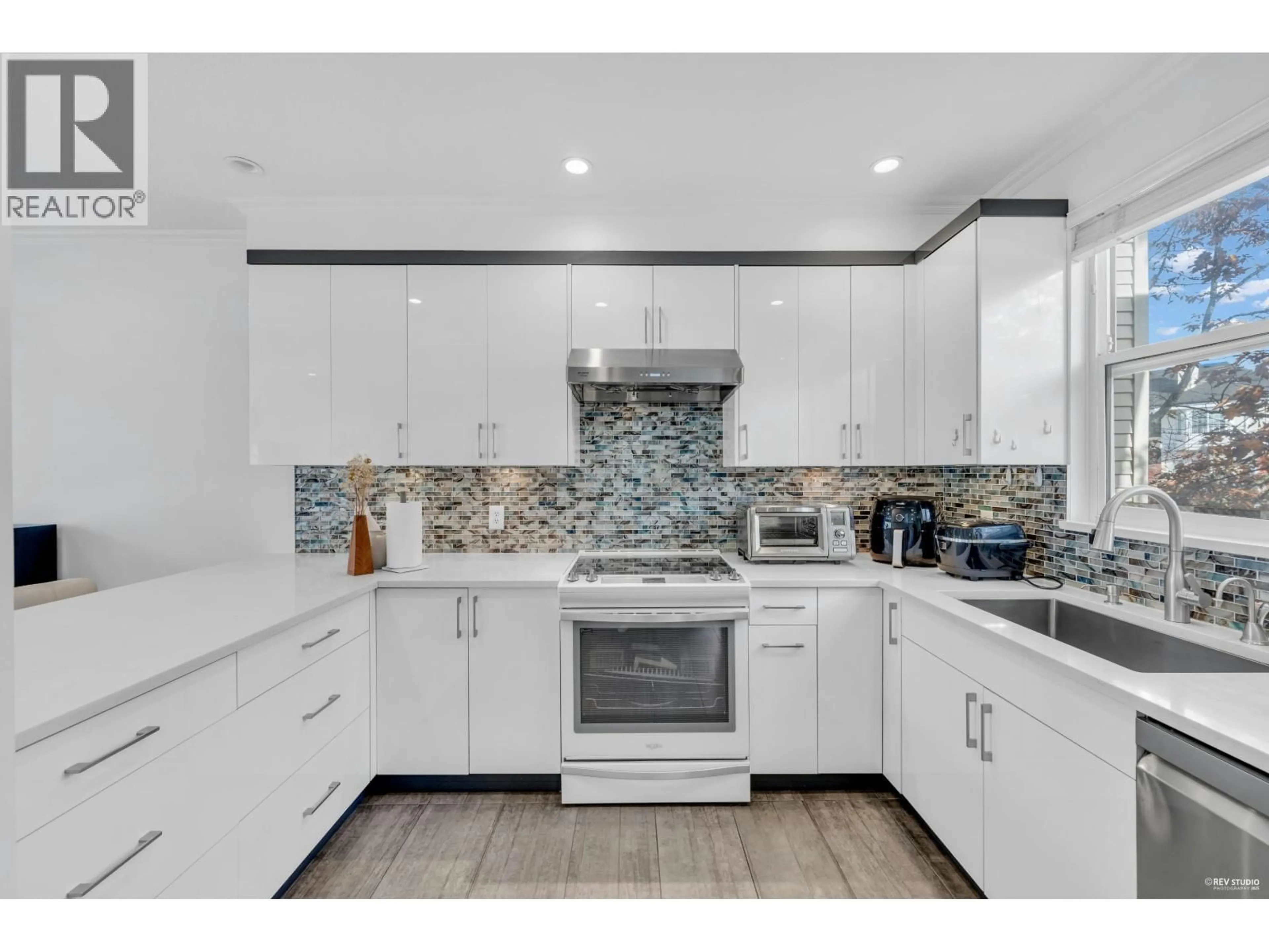 Contemporary kitchen, ceramic/tile floor for 11 - 12331 MCNEELY DRIVE, Richmond British Columbia V6V2S3