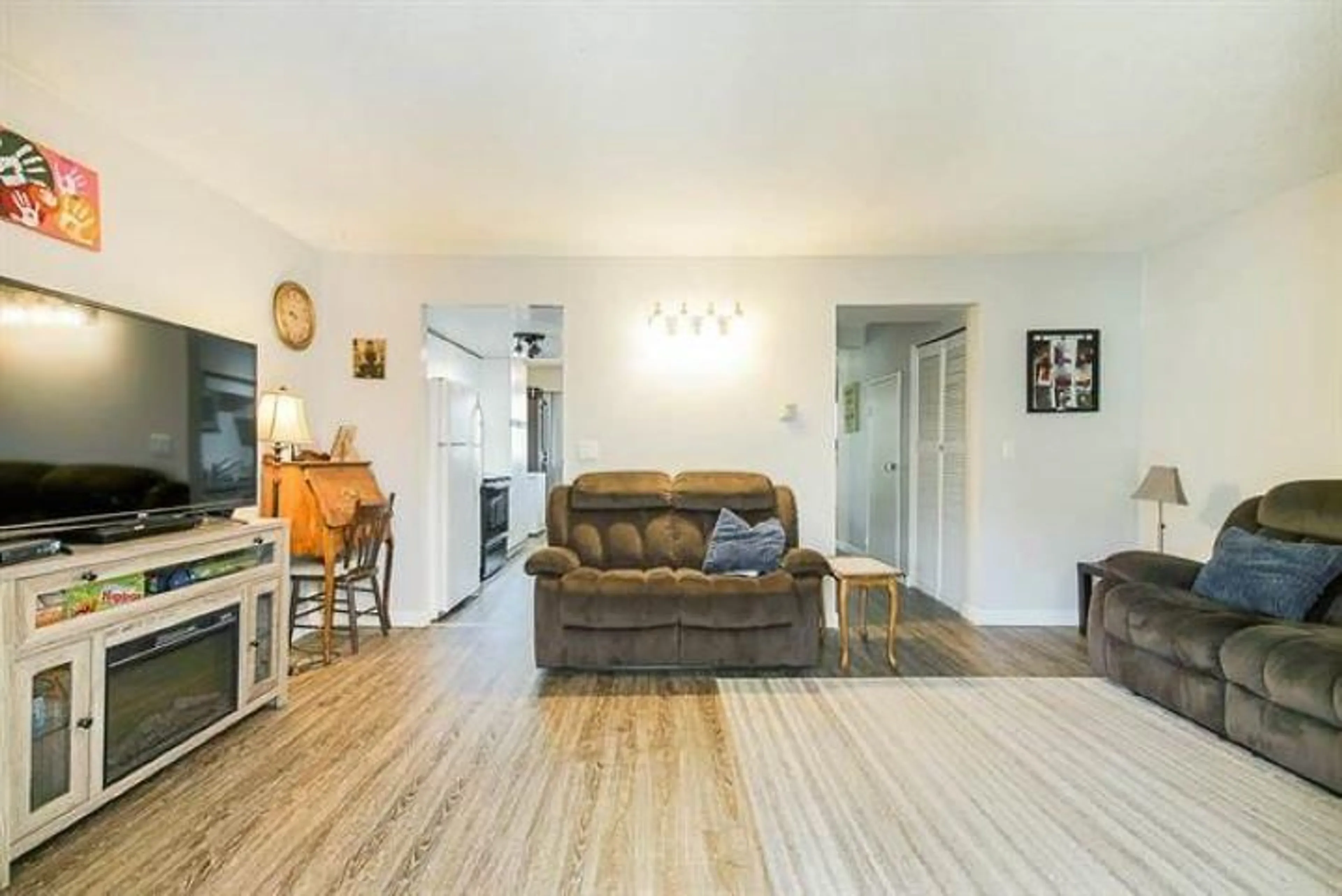 Living room with furniture, wood/laminate floor for 36 - 27090 32, Langley British Columbia V4W3T7
