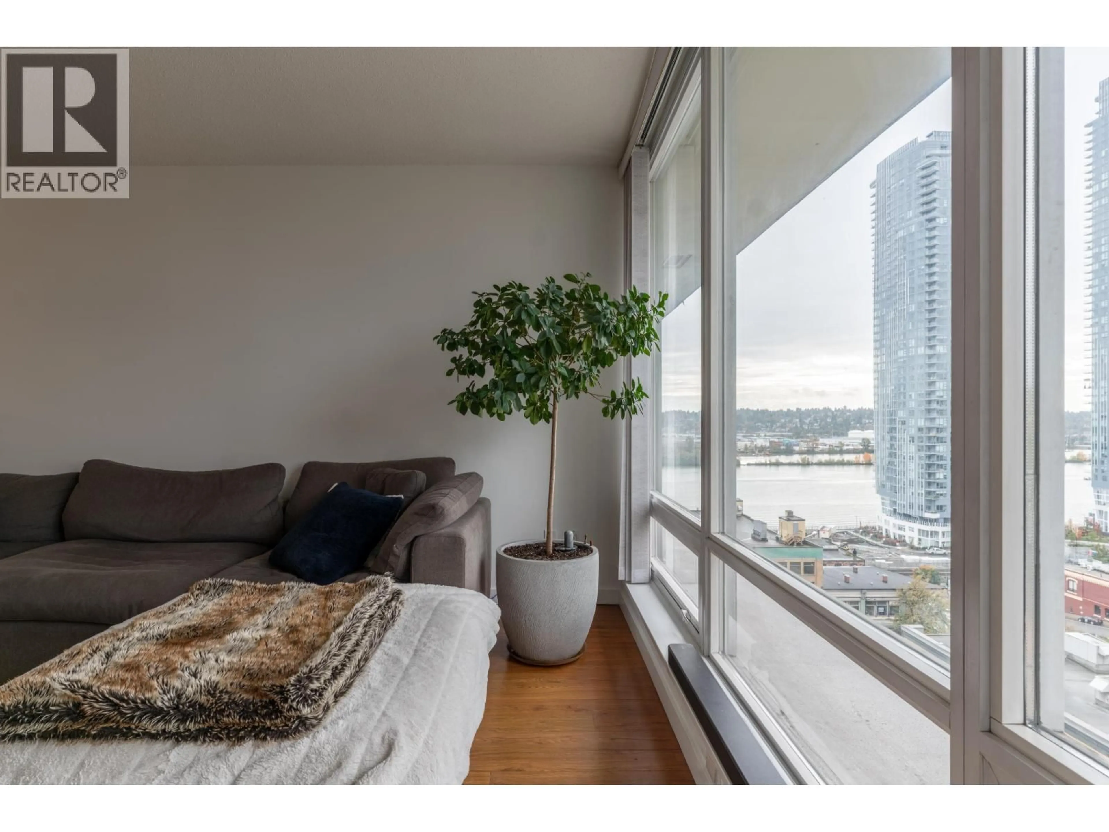 Living room with furniture, wood/laminate floor for 1006 - 39 SIXTH STREET, New Westminster British Columbia V3L0B3