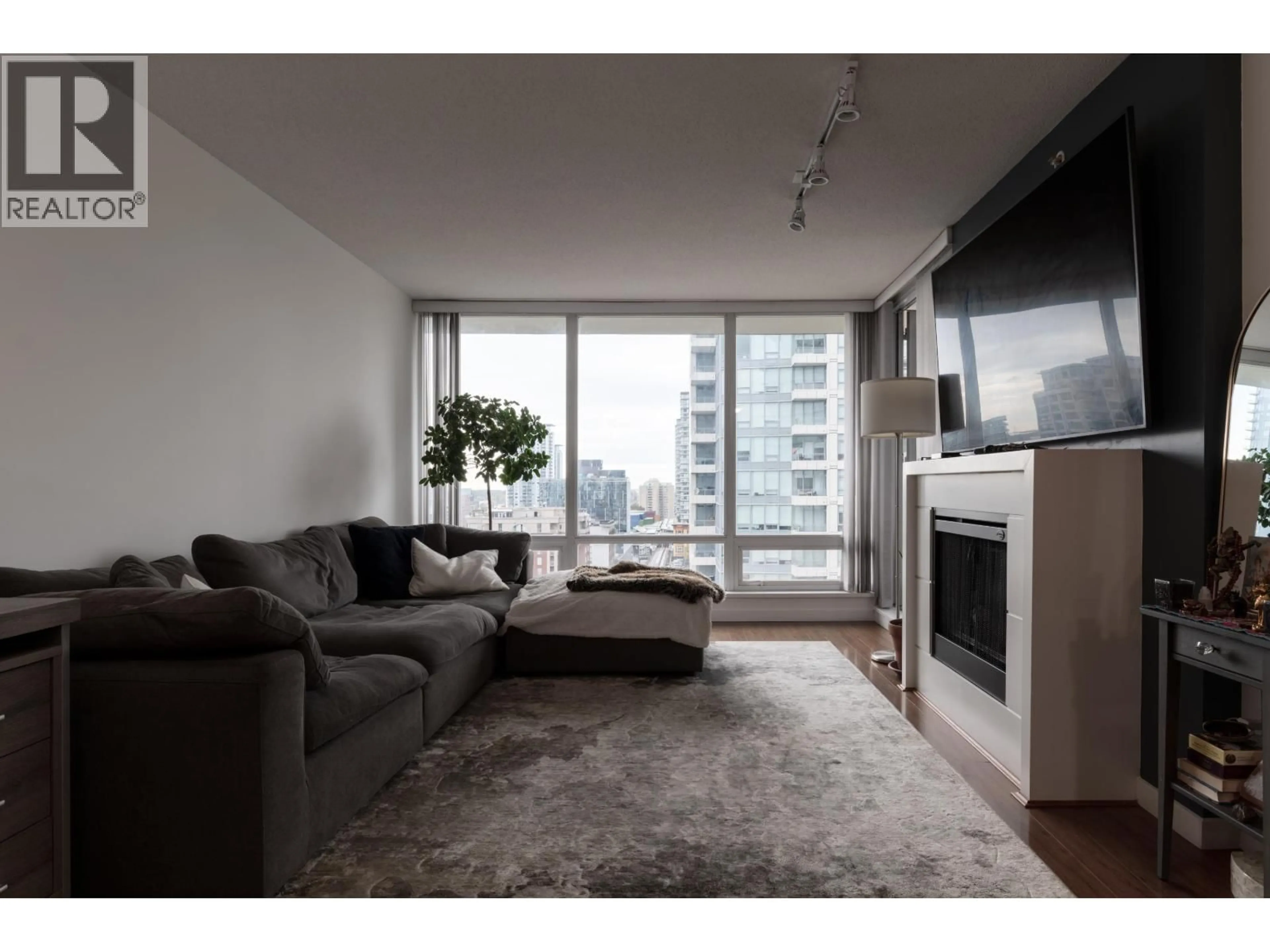 Living room with furniture, unknown for 1006 - 39 SIXTH STREET, New Westminster British Columbia V3L0B3