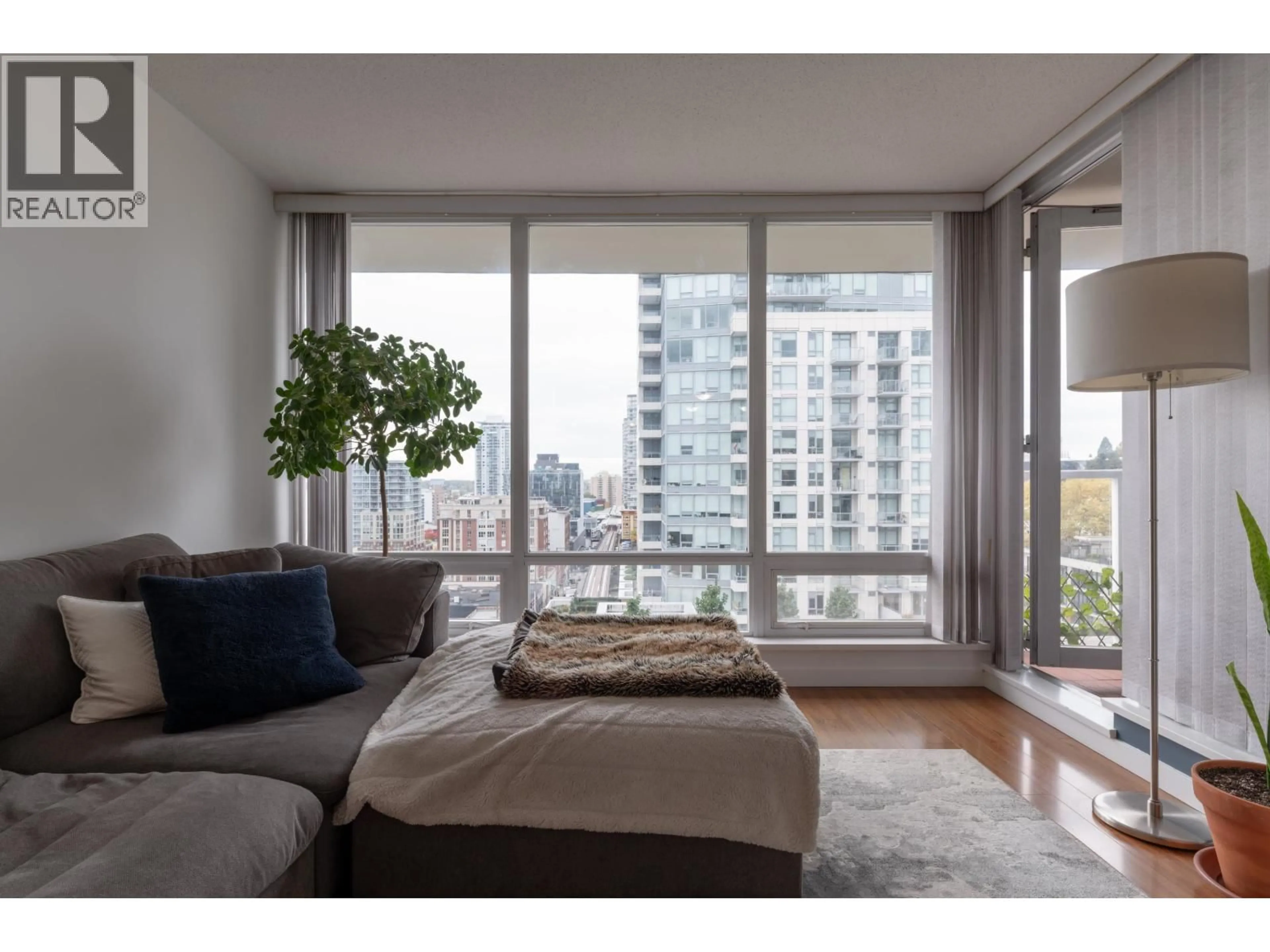 Living room with furniture, wood/laminate floor for 1006 - 39 SIXTH STREET, New Westminster British Columbia V3L0B3