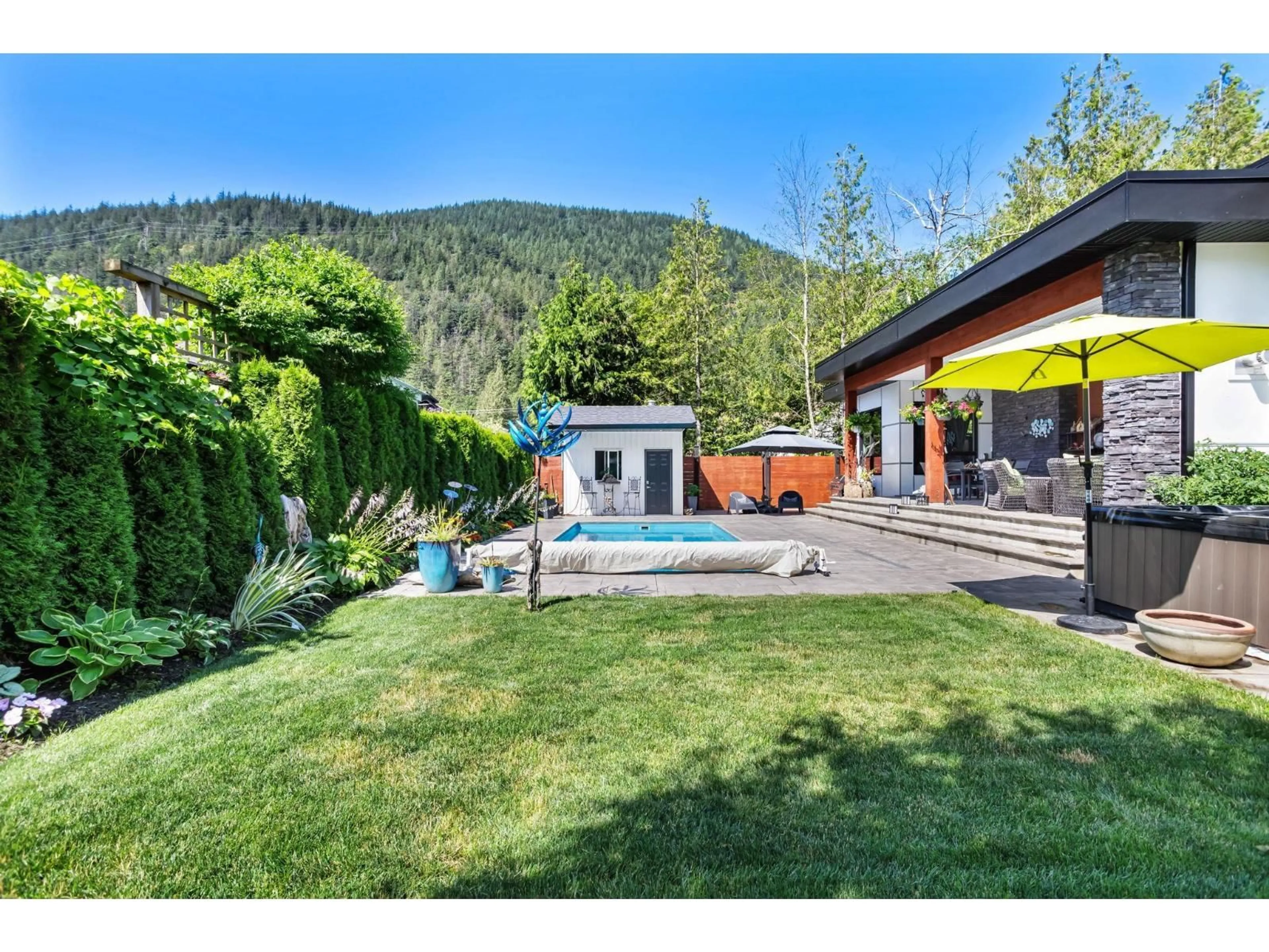 A pic from outside/outdoor area/front of a property/back of a property/a pic from drone, mountain view for 464 ALDER AVENUE, Harrison Hot Springs British Columbia V0M1K0