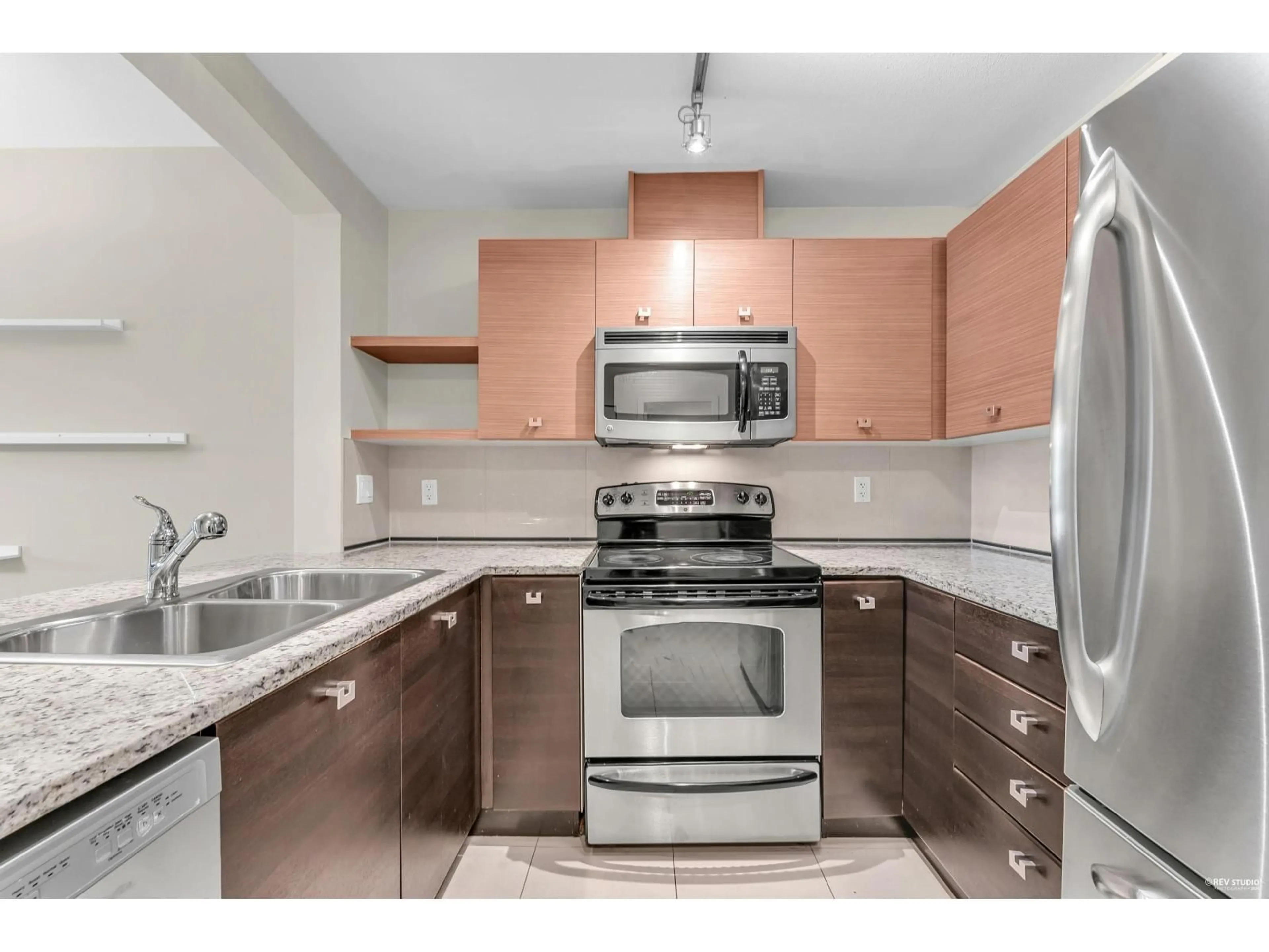 Standard kitchen, unknown for 322 - 6688 120, Surrey British Columbia V3W1T8
