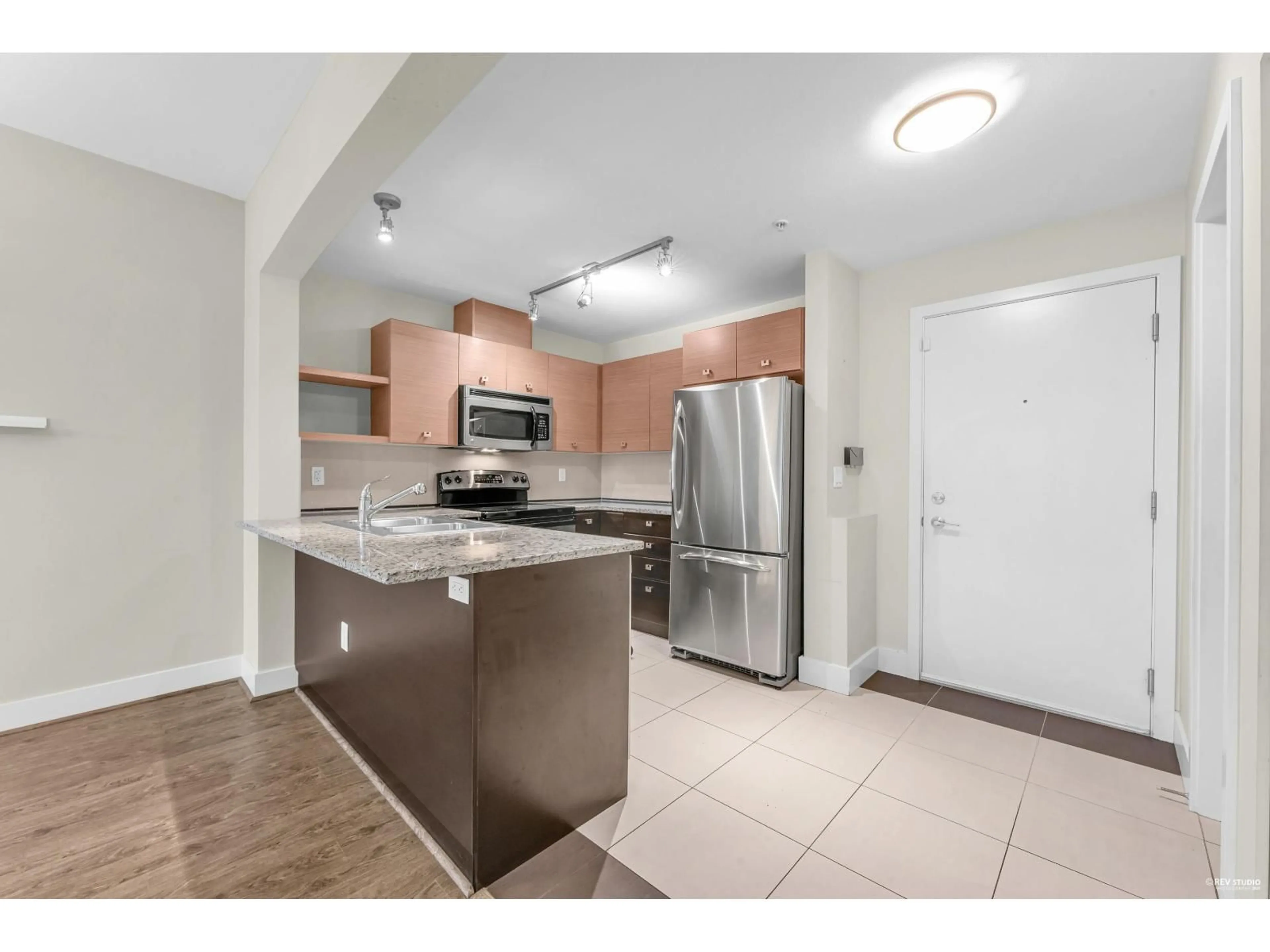 Standard kitchen, unknown for 322 - 6688 120, Surrey British Columbia V3W1T8